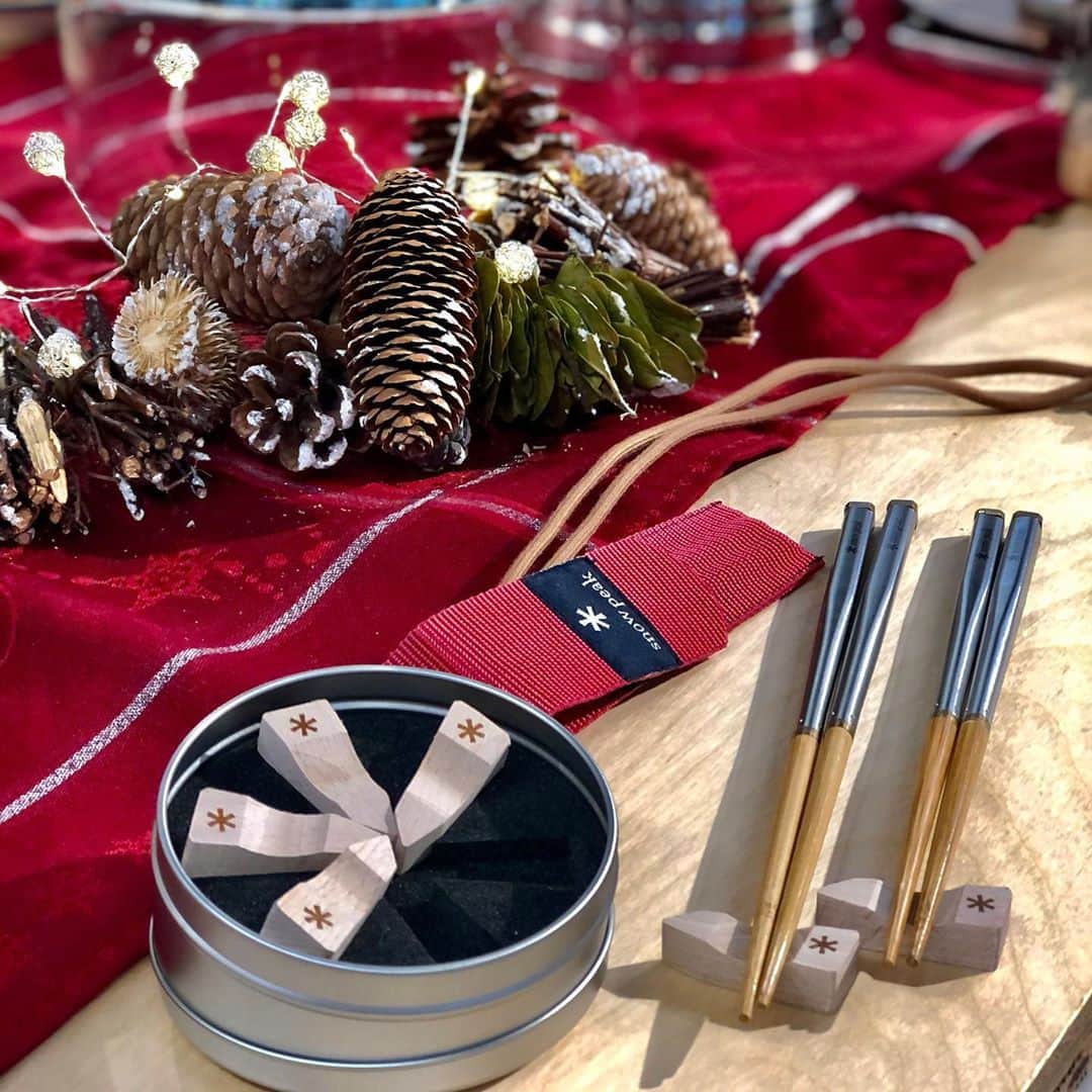 のインスタグラム：「【ランチタイムが楽しくなるアイテム♫クリスマス🎄ギフトにもオススメ❗️】2分割できる携帯箸とブリキケースがカワイイ、箸置きのご紹介です。 『和武器』登山用語でカトラリーを意味する武器。グリップ部（ステンレス製）と先端部（竹製）は2分割してケースに収納可能。転がりにくいグリップは重量があり、手に馴染みます。 サイズはMとLの2サイズご用意！ 『アスタリスク箸置き』ホームパーティーでさりげない、おもてなしをしたい方にオススメの木のぬくもりを感じるブリキ缶入り箸置き。 * ■ブランド：snowpeak ■商品名：和武器 ■Mサイズ：約8 × 8 × 205mm （収納時約113mm） ■Lサイズ：約8 × 8 × 225mm （収納時約122mm） ■収納ケースサイズ：38 × 143mm ■重量：約26g(M)、約27g(L)、約14g(ケース) ■税抜価格：3,800円 * * ■商品名：アスタリスク箸置き ■セット内容：本体 × 6、収納ケース ■本体サイズ（1個）：40 × 14 × 10(h)mm ■収納ケース：φ90 × 35mm ■重量（収納ケース含む）：70g ■税抜価格：3,200円 * * 詳しくはダイレクトメールにてお問い合わせください！ →→→ @thegate.camp * * SUNDAY MOUNTAIN ■THE GATE by SUNDAY MOUNTAIN 福井県福井市定正町1216 TEL 0776-97-8848 * 営業時間：11:00~19:00(水曜定休） ＝＝＝＝ * * #THEGATEbySUNDAYMOUNTAIN #sundaymountain #サンデーマウンテン #アウトドア #アウトドアショップ #アウトドアファッション #キャンプ #キャンプギア #ハイキング #福井  #パタゴニア　 #ノースフェイス　 #アークテリクス　 #スノーピーク  #コールマン　 #ユニフレーム #フーディニ　 #アンドワンダ ー #ティートンブロス　 #グラミチ　 #グリップスワニー　 #山と道 #箸置き #和武器 #snowpeak #クリスマスギフト」