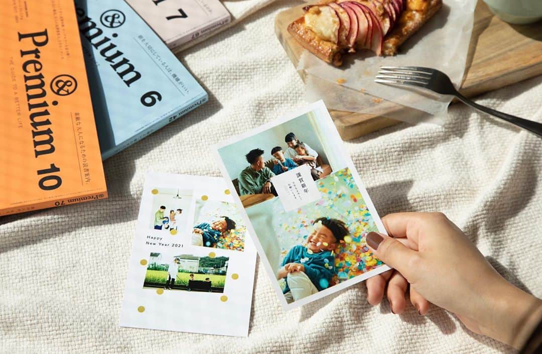 WALL DECOR (ウォールデコ）のインスタグラム：「2021年を迎えるために年賀状の準備を始めませんか？『富士フイルムの年賀状2021』では簡単にお洒落な写真年賀状を作ることができます。また、手書き文字を簡単に入れることができる『Fontgenic』もおすすめ。今年はオリジナリティ溢れる写真年賀状を作りましょう。﻿ ﻿  ﻿ ﻿ 記事はプロフィールURLからどうぞ▶ @fujifilmjp_walldecor  ﻿  ﻿ ﻿ #写真とちょっといい暮らし #fujifilm #富士フイルム #walldecor #シャコラ #チェキ #写ルンです #インテリア #photography #art #decor #interior #interiorstyling #homestyling #おうち時間 #写真 #写真を飾る #写真好きな人と繋がりたい #年賀状 #年賀状デザイン #年賀状作り #年賀状写真 #年賀状撮影 #LETTERS #2021 #丑年 #富士フイルムの年賀状2021」