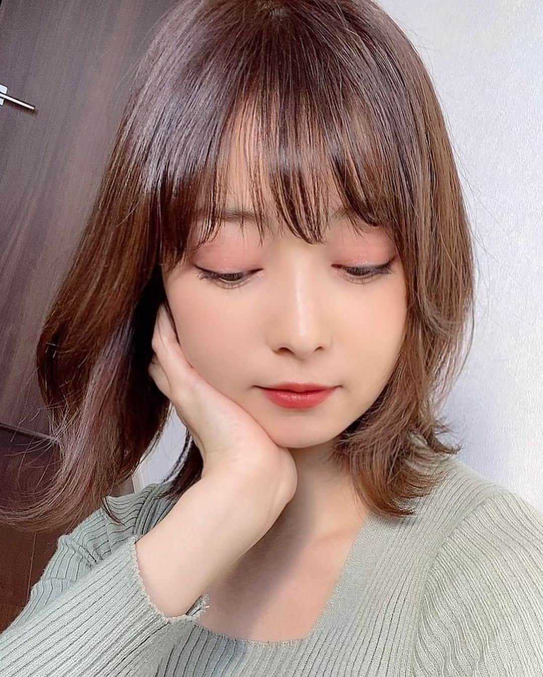 山口夏実さんのインスタグラム写真 - (山口夏実Instagram)「New color💛🧡 今回は@afloat_atsuto にカラーしてもらいました☺️スモーキーなベージュ♡ 黄色味を抑えてナチュラルでキレイな透明感のあるカラーに😌 ナチュラルで顔色がよく見えて品のある ベージュ系が最近は多いよ🍂 @afloatnagoya   #カラー#髪型#レイヤーボブ#ボブ#アフロート名古屋#名古屋美容室#矢場町美容室#栄#名古屋#スモーキートパーズ#アディクシー#巻き方動画#巻き方#美容師#アッシュベージュ#プリカール」11月9日 18時08分 - natsumi19910625