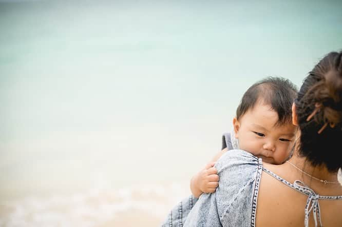 間瀬ゆきさんのインスタグラム写真 - (間瀬ゆきInstagram)「母乳問題の続き🤱  以前、 生後4ヶ月で完ミに切り替えた報告をした投稿に対して、 今でもたくさんのDMをいただいたり、 今でもコメントをいただいたりするので、  その後についても書いておこうかなと思います💙  生後4ヶ月から完ミの息子ですが、 もうすぐ1歳3ヶ月になるけれど、 とにもかくにも健康にすくすく育ってます🍼  病気をすることもなければ 肌荒れとかも一切無し。 おむつかぶれも、あせももできたことないし、 生まれたときから保湿クリームさえ塗ってない（笑）  母乳はあげてないけれど その分いっぱい抱っこしてきたからか、 本当に甘えん坊のママっ子です✨  今となっては、 もっと早く完ミにすればよかったと思う。  あんなに母乳にこだわって、 精神的にボロボロになって、 自分を責め続けたりしないで、 出ないもんは出ない！しかたない！ と割りきれたらよかったのにと思う。  今だから言えることで、 当時はとにかく悩んで苦しんだから、 そんな風に思えなかったけど。  今、きっと同じように悩んでる人がたくさんいると思う。  なかなかすぐに、 そっかー、じゃあ完ミでいいや！とは思えないと思う。  でも、悩んだり苦しんだりする中で、 これだけは知っておいて欲しいのは、  完ミでも、健康に育つし、 ちゃんと愛情は伝わるよ❤  以前の投稿にも書いたけれど、 私は、母乳が全然出なくて、 入院していた病院が搾乳機を貸してくれたのですが、 出産したその日に搾乳した途端、 乳首から出血してしまいました🥺  出血の痛みもあったし、 そもそも搾乳機を使っても全然出なくて、  入院中から搾乳機で痛みに耐えつつ どうにか出てきた1mlとか2mlの母乳を 注射器を使って息子の口に入れてあげました😭  退院後も全然出なくて、 桶谷式のマッサージも試したりしたんですが、 マッサージで少し量は増えたものの、 それでも全然足りなくて、 結局ミルクを足さなくてはいけなくて。  おっぱいを吸っても母乳が出てこないけど、 哺乳瓶ならミルクが簡単に出てくるから、 息子は乳頭混乱になってしまい、 おっぱいを見るとギャン泣きするように😭  産後すぐはホルモンバランスのせいもあってか おっぱいを吸ってくれずに ギャン泣きする息子を見て とにかく悲しくて悔しくて いつも私も一緒に泣いていました。  自分を責めまくったし、 ノイローゼになりそうだった。 息子は私が嫌いなんだと毎日落ち込んだ。  さらに追い打ちをかけるように、 周りから母乳頑張りなよと言われては泣いてた。 そんなのわかってる。 でも出ないし 息子は拒絶するし どうしたらよいのかわからなかった。  当時は頭の中は母乳のことでいっぱいで自分が一番 母乳にこだわってしまっていたのかもしれない。  息子は直接吸ってくれないから、 頑張って搾乳して。 でも、搾乳できるのは僅かな量。 それでもあげなくちゃ！と睡眠時間を削って 生後4ヶ月を迎えるまで必死に搾乳を続けた。  でも、限界を迎えてたし、 毎日泣いてたから そんな私を見かねた旦那さんが 「そんなに頑張らなくていいんだよ」って 言ってくれたことで  やっと自分自身の呪縛から開放されて、 搾乳するのをやめて完ミにすることができた。  そこからは本当に心に余裕ができた✨  もちろん、それでもしばらくは、 おっぱいをあげてるお母さんを見ると いいなー、私もあげてみたかったなーって うらやましく思ってしまったり、 悲しい気持ちになることはあった。  でも、自分のおっぱいを見て ギャン泣きする息子を見るよりは 精神的に追い詰められることはなかった。  それから、メリットもあった。  朝イチの授乳を旦那さんがしてくれるようになった🥰 これは完母の人からいつもうらやましがられてた👍  ミルクなら、誰でもあげることができるから、 預けるのも楽なので、 旦那さんに息子を見てもらって、 美容院行ったり、 ランニングに行ったり、 自分の時間を作らせてもらうこともできる🙏  完ミなら、胸がはることもないし👻  あと、食べたり飲んだりする物に 気を使わなくていいのもけっこうありがたい❤  デメリットは、 ミルク代がかかること、 洗い物が増えること、 お出かけの時の荷物が増えること、 ミルクを持っていくのを忘れたら大変なこと、 母乳出ないから痩せないこと かな🤔  長くなってしまったけど、 きっと以前の投稿や、 この投稿にたどり着いてきてくださった方は、 今、ものすごく悩んでると思います。  でも、悩んでる人、悩んだ人は、本当にたくさんいるから安心して✨ 自分を責めないで🙏  お母さんが笑ってる方が 子どもも本当に幸せそうに笑うよ🌈  #母乳 #母乳問題 #乳頭混乱 #完ミ #完ミ育児 #完ミになりました #完全ミルク #母乳拒否 #母乳出ない #母乳やめました #ハワイ出産 #ハワイ育児 #海外出産 #海外育児」11月9日 18時09分 - maseyuki