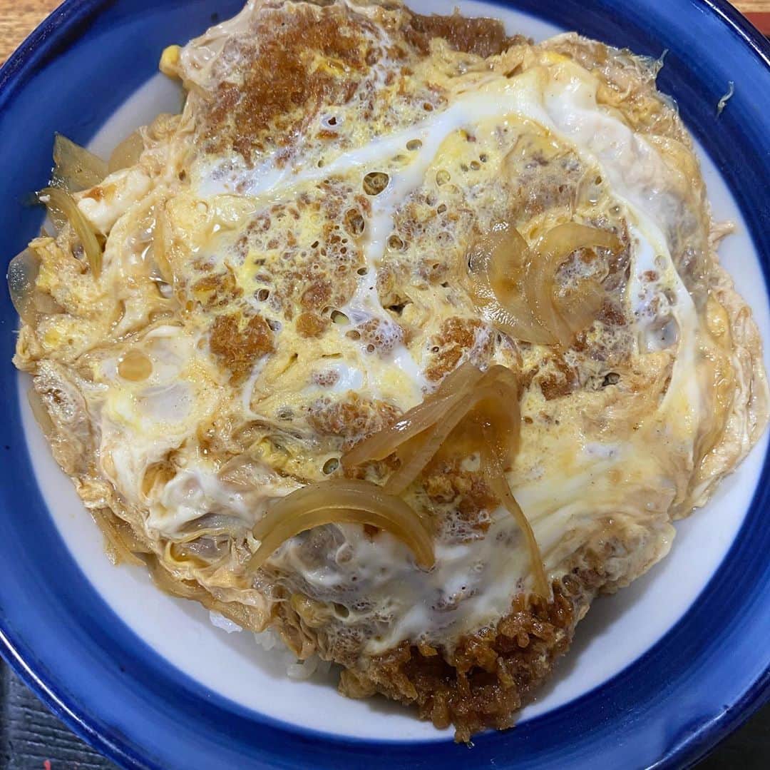向山毅のインスタグラム：「少し甘いタレにシャキシャキの玉ねぎ。かつ丼サイコーだー👌 #かつ丼 #かつ丼好きな人と繋がりたい #菊名 #ほてい家 #ラーメン #ラーメン好きな人と繋がりたい #ラーメンインスタグラマー #麺スタグラム #こうきのグルメ」