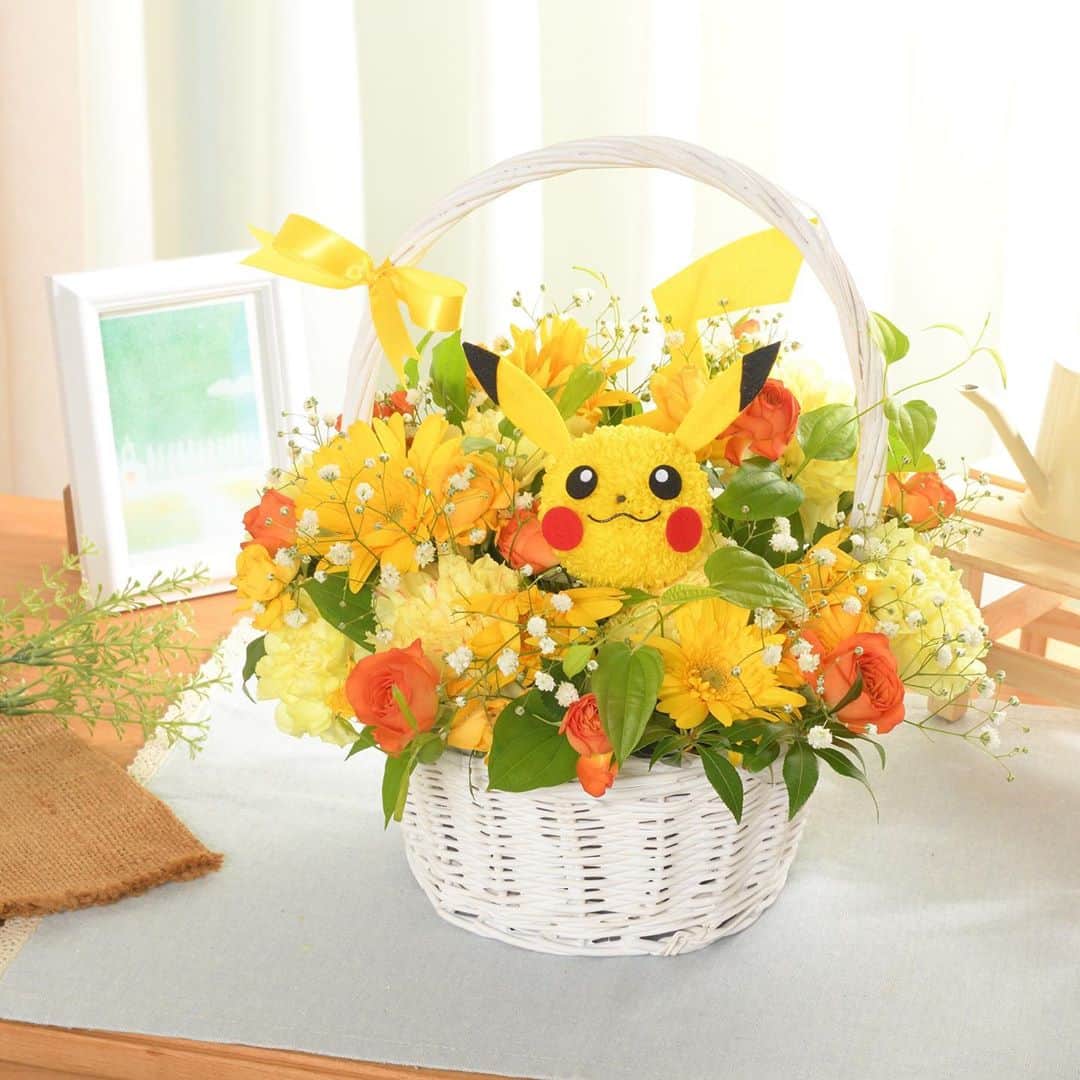 ピカチュウ公式Instagramさんのインスタグラム写真 - (ピカチュウ公式InstagramInstagram)「ピカチュウをイメージしたフラワーアレンジメントだよ💐💕 お部屋に飾るとなんだか元気がもらえそう✨🌈 グッズはポケモンセンターオンラインでチェックしてみてね📲 #pikachu #pokemon #flowerarrangement #flower #bouquet #gift #yellow #pokemoncenter #goods #ピカチュウ #ポケモン #フラワーアレンジメント #花 #花束 #プレゼント #贈り物 #ポケモンセンター #グッズ」11月9日 18時18分 - pokemon_jpn