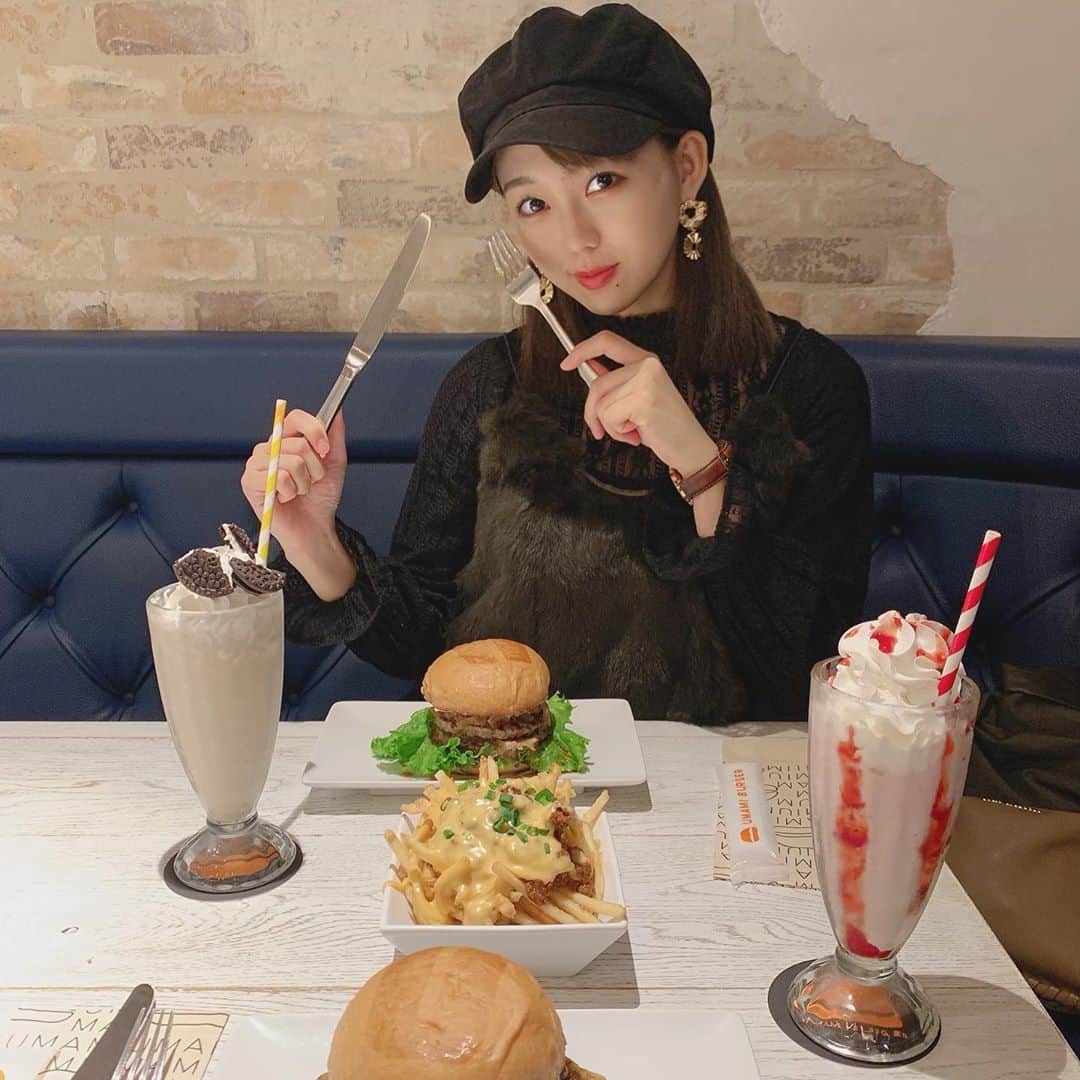 澤田桃佳のインスタグラム：「🍔🍔🍔 うまみ〜〜〜〜 . . . . . #umamiburger #burger #ハンバーガー　#tokyo #japan #シェイク　#いちご　#オレオ　#トリュフ」