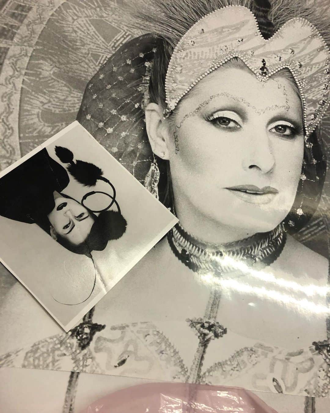 のインスタグラム：「💖 One little extra project I’m working on over lockdown is with the prolific artist @zandra_rhodes_ - she has gathered together 50 years worth of art, experiments, photographs, press, proofs, tests, prints, colourways and, of course, garments. Zandra designs and prints by hand, and produces all of her work on site - a real rarity these days - and we are beginning to archive this vast body of work for researchers, students and admirers of the print-making process with a little advice from the @fashiontextilemuseum ➰〰️➰〰️➰〰️」