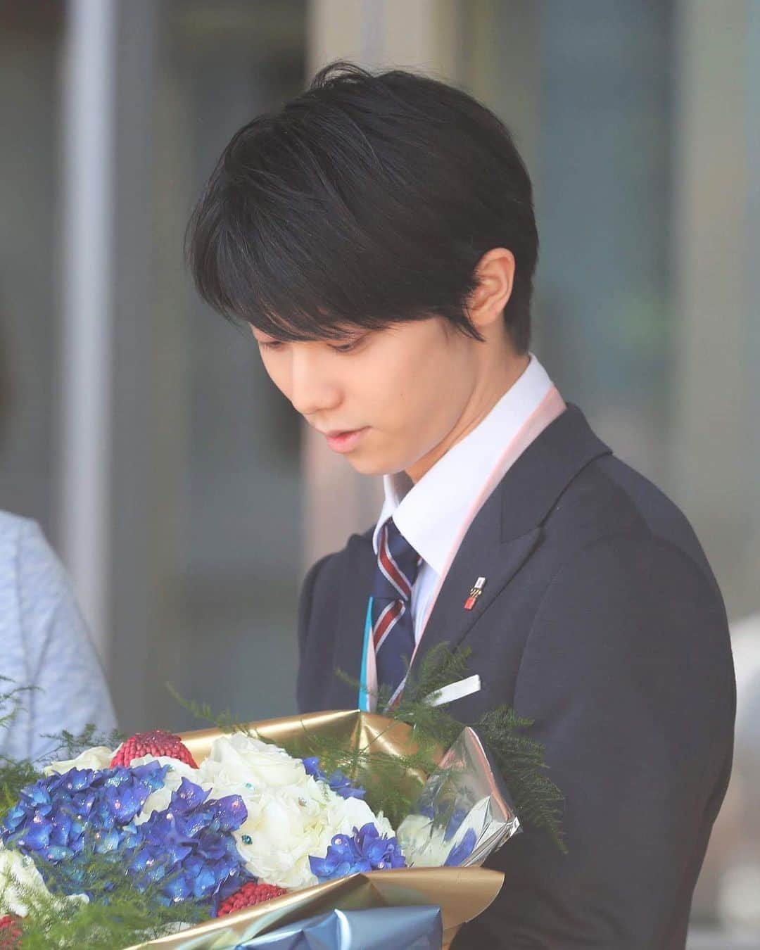 羽生結弦さんのインスタグラム写真 - (羽生結弦Instagram)「Congratulations on your graduation! We are so proud of you Yuzu❣️  羽生さん、早稲田大学ご卒業おめでとうございます💐 これからの羽生さんの未来がより素晴らしいものになりますようにいつも心から願っています💫 またいつか羽生さんの言葉で報告を聞ける日がくるといいな〜😊💕 本当に本当におめでとうございます㊗️ #羽生結弦 #yuzuruhanyu #figureskating #figureskater」11月9日 18時14分 - yuzu_kanami