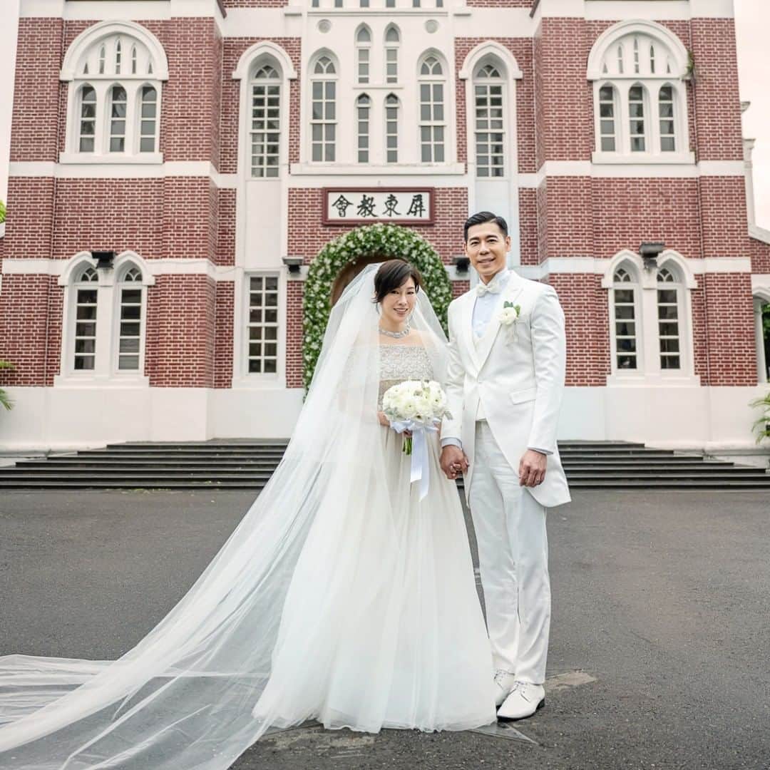 Vogue Taiwan Officialさんのインスタグラム写真 - (Vogue Taiwan OfficialInstagram)「#VogueCeleb  知名舞蹈老師KIMIKO @dancekimiko 今天與老公王家玄 @hsuan187 在屏東基督長老教會教堂舉行基督教婚禮，特別選在這個地方辦婚禮是因為KIMIKO的爸媽也在這個教堂結婚，KIMIKO想跟他們一樣幸福一生。  KIMIKO身上穿的超美婚紗是由LinLi Boutique @linli_boutique 量身設計。 #KIMIKO #王家玄 #婚禮  Photo：STARFiSH  🔗更多照片及完整報導請點 @voguetaiwan首頁連結  #DanielKu」11月9日 18時16分 - voguetaiwan