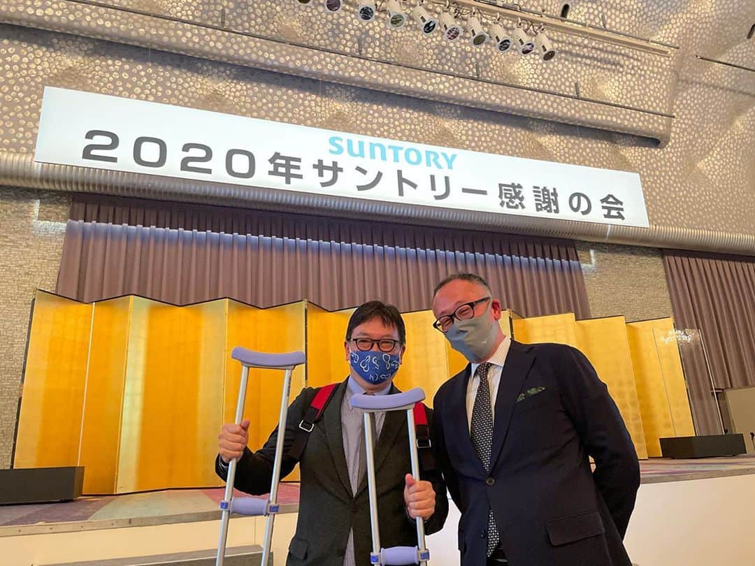西田善太のインスタグラム：「3部に分けて人数絞って行われた今年の「サントリー感謝の会」で、dancyu植野編集長(肉離れ中)と二人で漫才…じゃなくて乾杯の挨拶の大任。やっぱり話が長くなったけど、なんとかやり切ったかちら。サントリーならではの、いろいろ安全にして、ちゃんと話そう、という気概、ありがたき。 #サントリー感謝の会 #スコール三唱」