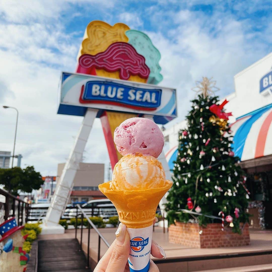 WAKAKOのインスタグラム：「#Okinawa 大阪と10度も違う🔥最高😍 前回諦めたブルーシール牧港店で🍨 . . . 📍#ブルーシール牧港本店 #genic_okinawa#girlswholift#沖縄#恩納村#名護#タビジョ#国内旅行#沖縄旅行#ブルーシール#食べ歩き#沖縄カフェ」
