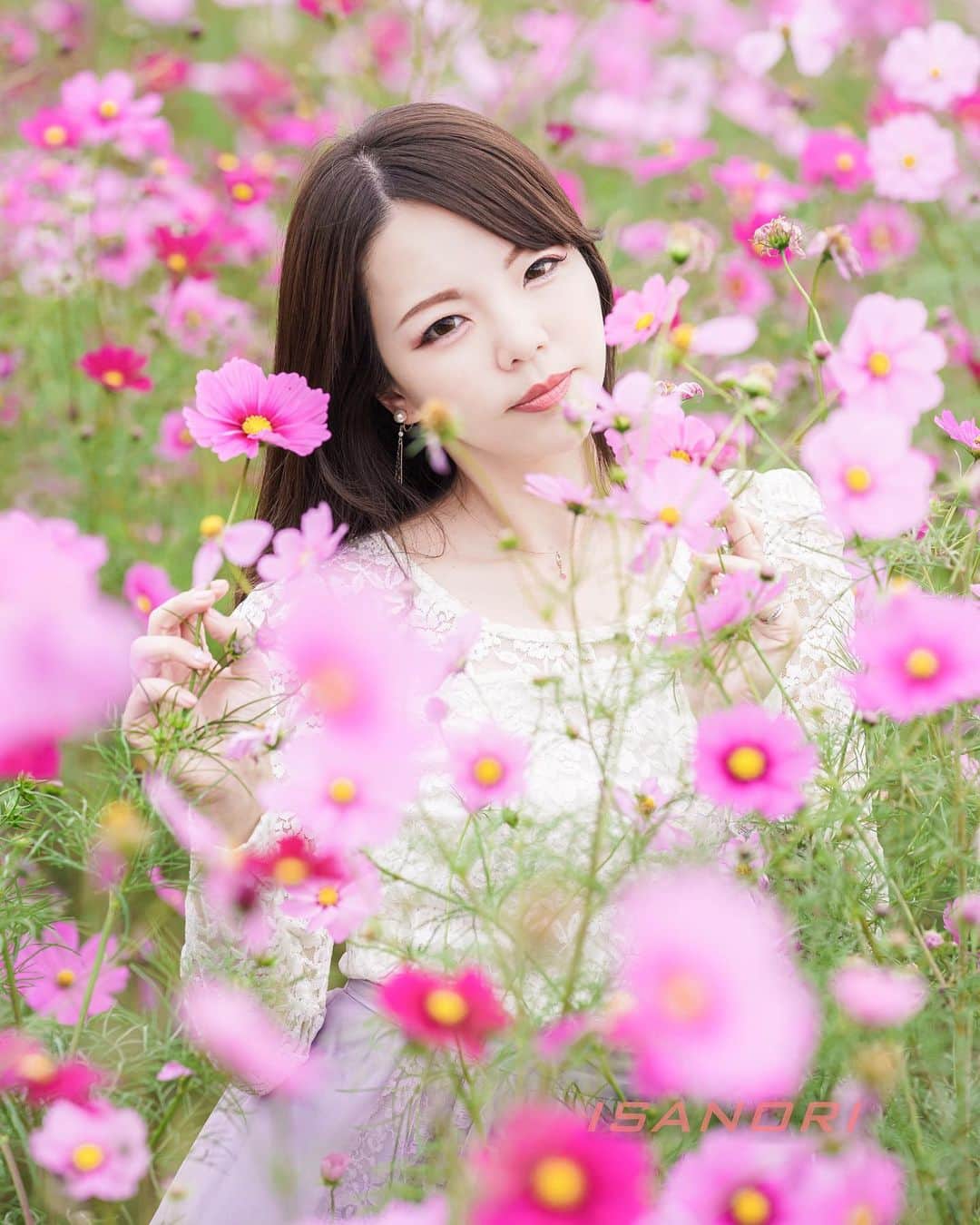 Mikaさんのインスタグラム写真 - (MikaInstagram)「Pink paradise🌸  たくさんの秋桜に元気をチャージしてもらえました✨  ・ ・ ・ photo by @isanori.m 📸 model @mikarin_portrait  ・ ・ ・ #美花展 ありがとうございました💐 ・ ・ follow me💋  #カメラ好きな人と繋がりたい #ファインダー越しの私の世界 #秋桜ポートレート  #秋桜が好き  #ポートレートモデル #ポトレ女子 #広がり同盟 #彼女感 #ポトレのセカイ #ポトレ撮影隊 #portrait_ig #great_portraits #love_camera_club #jp_portrait #match_portrait #loves_united_portrait  #team_jp_ #global_ladies #photo_shorttrip #_lovely_weekend #japan_art_photography #portraitfestival #portraitinlove #portrait_mood #exclusive_world_portrait  #instagood #instagramjapan」11月9日 18時21分 - mika_portrait
