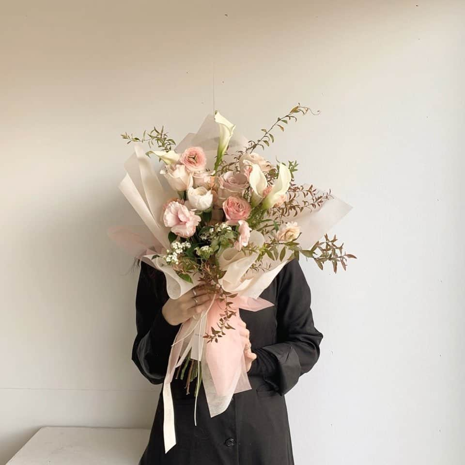 플로리스트 이주연 florist Lee Ju Yeonさんのインスタグラム写真 - (플로리스트 이주연 florist Lee Ju YeonInstagram)「. . 감사한마음 정성껏담아서  선미씨 감사해요 🤍 . #바네스꽃다발  . 订花 WeChat ID vaness_flower 페이팔 결제 가능  클래스상시모집 당일꽃주문가능 . #수업문의 #주문예약 #lesson #Order  Katalk ID vaness52 WeChat ID vaness_flower E-mail vanessflower@naver.com . 서초구 양재천로 123 5층 📞02-545-6813 . #vanessflower #florist #flowershop #handtied #flowerlesson #花束 #바네스플라워 #플로리스트 #꽃다발 #부케 #플로리스트학원 #플라워레슨 #양재동꽃집 #양재역꽃집 #꽃다발주문 #꽃수업 #꽃주문  #대관 #공간대여 #스튜디오대관 #자연광스튜디오 #자연광스튜디오대관 #스튜디오」11月9日 18時21分 - vanessflower