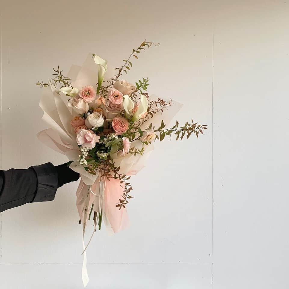 플로리스트 이주연 florist Lee Ju Yeonさんのインスタグラム写真 - (플로리스트 이주연 florist Lee Ju YeonInstagram)「. . 감사한마음 정성껏담아서  선미씨 감사해요 🤍 . #바네스꽃다발  . 订花 WeChat ID vaness_flower 페이팔 결제 가능  클래스상시모집 당일꽃주문가능 . #수업문의 #주문예약 #lesson #Order  Katalk ID vaness52 WeChat ID vaness_flower E-mail vanessflower@naver.com . 서초구 양재천로 123 5층 📞02-545-6813 . #vanessflower #florist #flowershop #handtied #flowerlesson #花束 #바네스플라워 #플로리스트 #꽃다발 #부케 #플로리스트학원 #플라워레슨 #양재동꽃집 #양재역꽃집 #꽃다발주문 #꽃수업 #꽃주문  #대관 #공간대여 #스튜디오대관 #자연광스튜디오 #자연광스튜디오대관 #스튜디오」11月9日 18時21分 - vanessflower