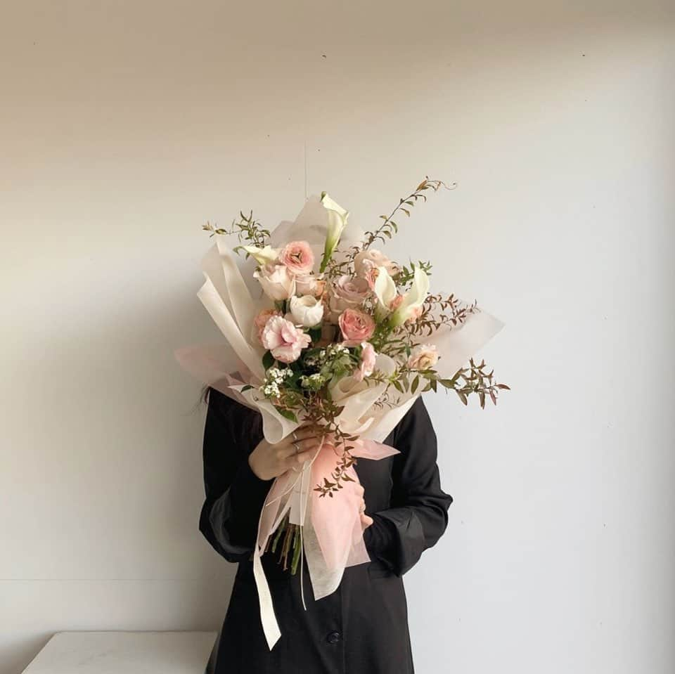 플로리스트 이주연 florist Lee Ju Yeonさんのインスタグラム写真 - (플로리스트 이주연 florist Lee Ju YeonInstagram)「. . 감사한마음 정성껏담아서  선미씨 감사해요 🤍 . #바네스꽃다발  . 订花 WeChat ID vaness_flower 페이팔 결제 가능  클래스상시모집 당일꽃주문가능 . #수업문의 #주문예약 #lesson #Order  Katalk ID vaness52 WeChat ID vaness_flower E-mail vanessflower@naver.com . 서초구 양재천로 123 5층 📞02-545-6813 . #vanessflower #florist #flowershop #handtied #flowerlesson #花束 #바네스플라워 #플로리스트 #꽃다발 #부케 #플로리스트학원 #플라워레슨 #양재동꽃집 #양재역꽃집 #꽃다발주문 #꽃수업 #꽃주문  #대관 #공간대여 #스튜디오대관 #자연광스튜디오 #자연광스튜디오대관 #스튜디오」11月9日 18時21分 - vanessflower