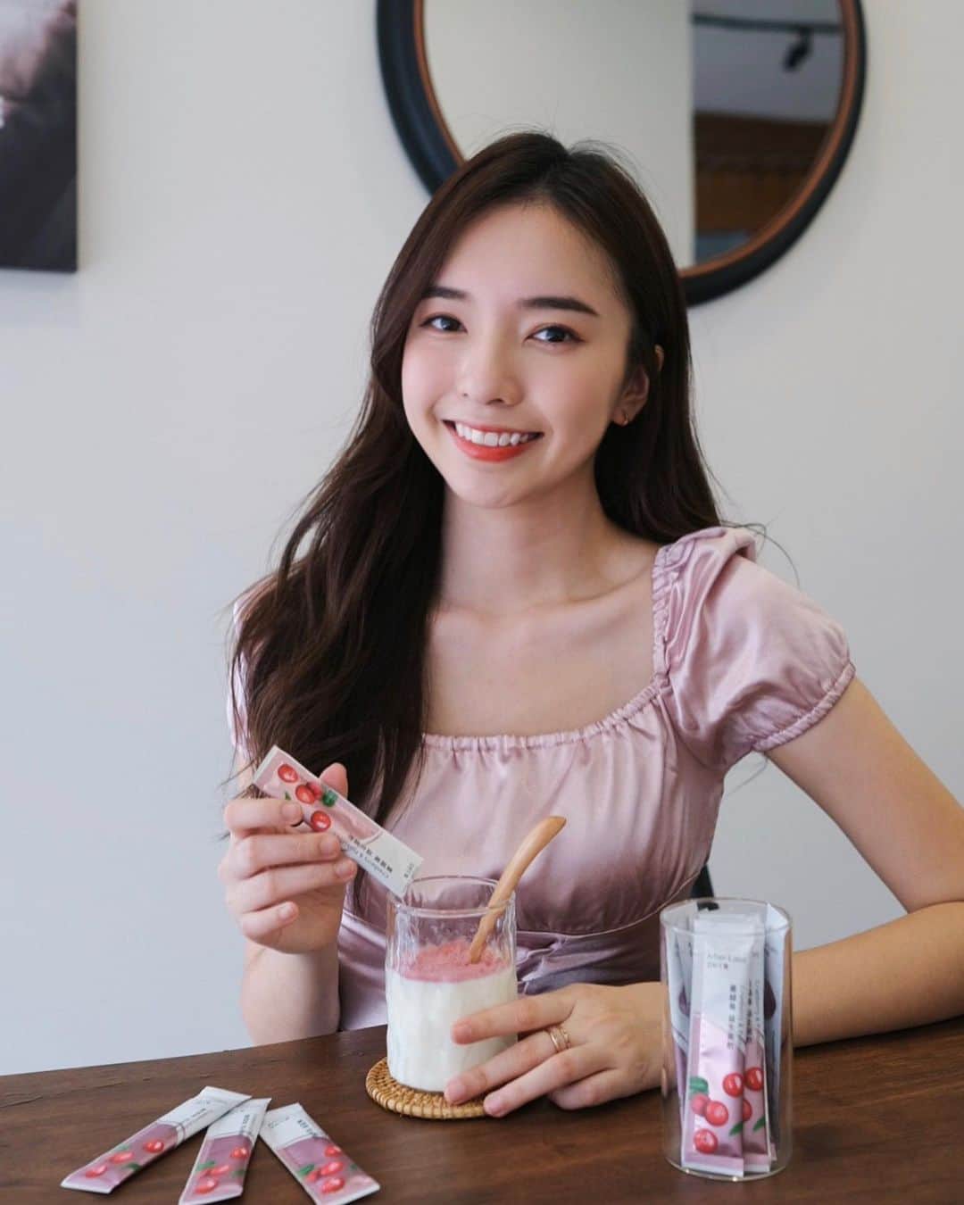 STEPHY YIWENのインスタグラム：「#妹妹保養就和臉的保養一樣重要！ 女生一生中，一定會遇到惱人白帶問題，但很多人就選擇忽略，這樣會導致泌尿問題感染、影響夫妻生活，風險很大！我覺得 #預防勝於治療，所以有在吃 #ArberLabs 蔓越莓益生菌飲  只要每天一包，就可舒緩黏液分泌、瘙癢、壞菌殘留等各種私密煩惱，我吃了大概1盒半，效果真的不錯❤️平時我會搭配牛奶一起 / 直接食用都沒問題喔！  🌺為什麼我會選擇ArberLabs呢？ 市面上大多數蔓越莓和益生菌，吃下去會被胃酸破壞，加上在肠胃的时间不够久，所以就會看不到效果～Arber Labs有特别添加 #益生质，是【益生菌】的食物，可以帮助让益生菌在肠胃继续繁殖，增加数量和生存时间，就能更好发挥效果！  🍒里面还有 #37倍浓缩的蔓越莓，有能抑制细菌滋生的 #前花青素，一包更含有40mg的剂量，超过一天所需的摄取量36mg，妹妹就能得到很好的保護！  給大家幾個Tips：減少穿緊身褲、不用護墊、搭配Arber Labs，就能見減少白帶和異味，妹妹就能健健康康的了！ 有興趣這裡買買 👉 lihi1.com/tsXMw Q&A可询问👉 m.me/hawooohawooo 上Hawooo搜索 Arber Labs，一起保护妹妹！」