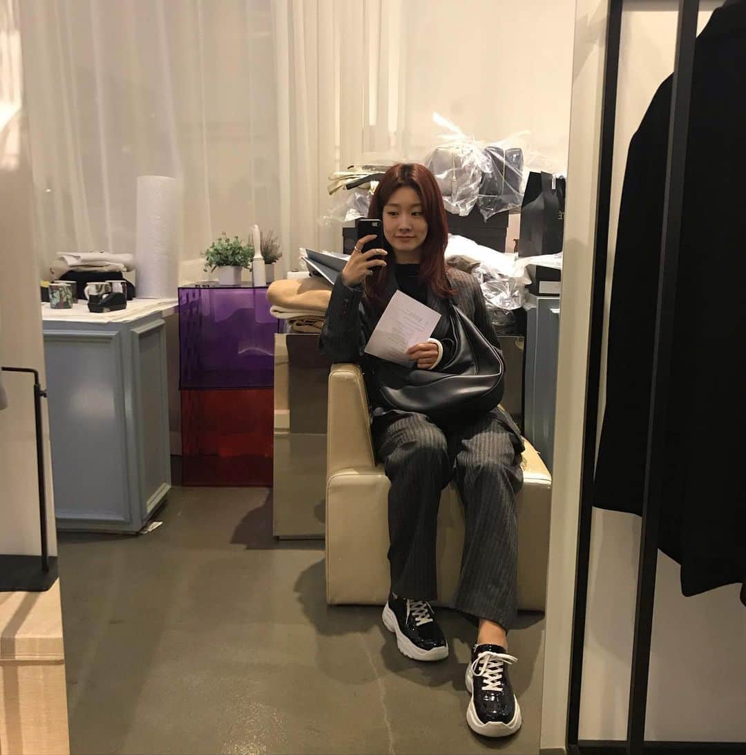 チャ・ミンジのインスタグラム：「할아버지 잘 보내드리구 전 잘 지내고 있습니다.  걱정해주시고 좋은 마음 전해주신 모든 분들 감사합니다.  제자리에 또 묵묵히 달려가보겠습니다.  날씨가 많이 추워졌어요. 모두 감기 조심하세요. ❤️」