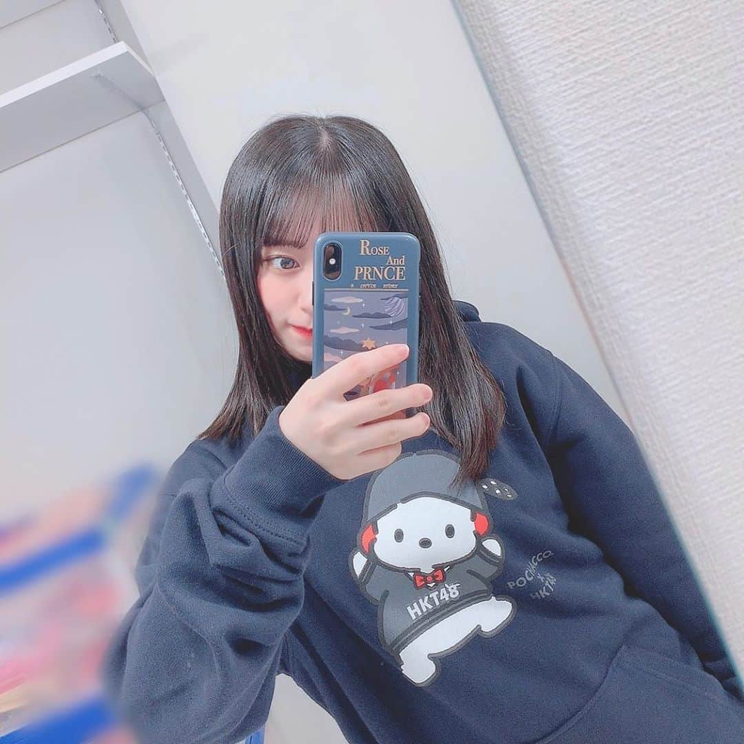 上島楓のインスタグラム：「HKT48×サンリオ  ポチャッコとのコラボグッズが販売されております  昔からこのキャラクターだけは譲れない！好き！と言うのがなかったのですが、これを機にポチャッコ推しになりつつあるのです🤞🏻 . . #サンリオ #キャラクター #ポチャッコ #HKT48 #コラボ」