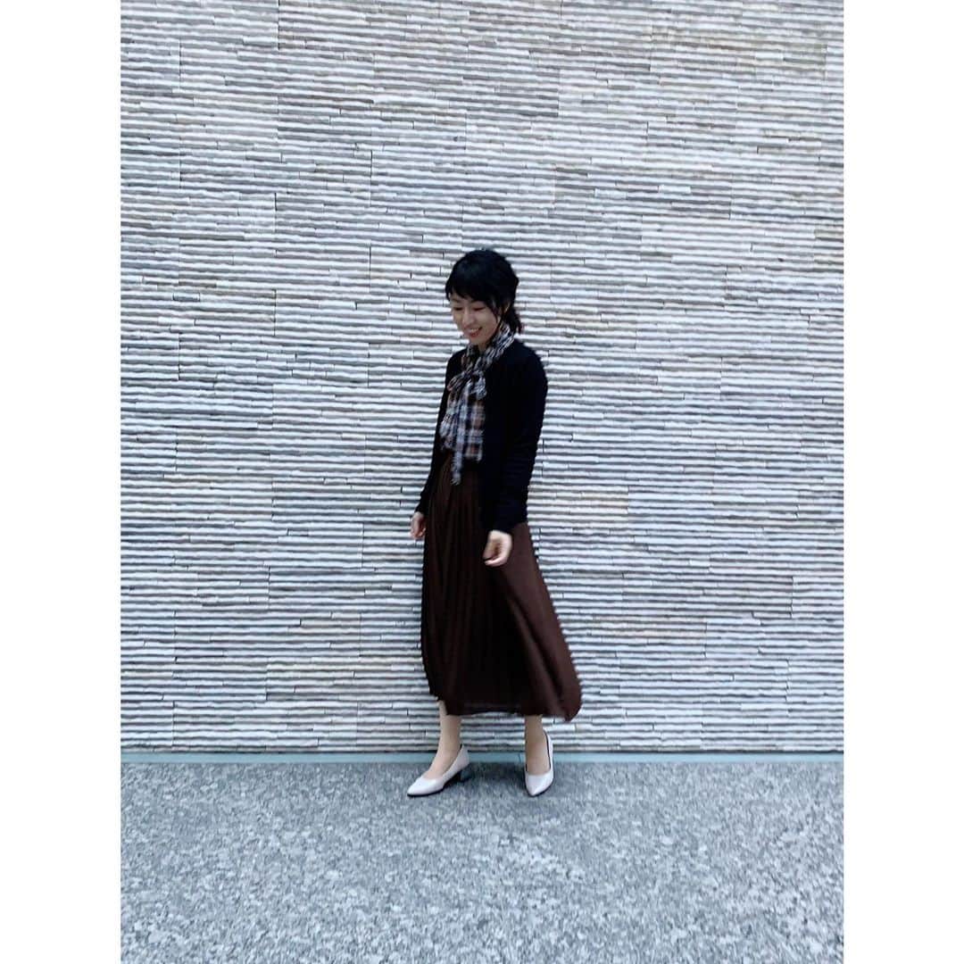 徳山沙季さんのインスタグラム写真 - (徳山沙季Instagram)「. ♡ @naracamicie_jp からいただいたシフォンチェックプリントボウタイブラウス👔 ブラウンとブラックのとても素敵なチェックです😍 . 首元のボウタイを結んだときのふんわり感もお気に入りです🥺✨ . ボウタイのチェックに合わせて、カーディガンはブラック、スカートはブラウンにしてみました♡ . . #ブラウス : #ナラカミーチェ #スカート　#カーディガン　: #uniqlo #パンプス　: #fitfit . . #naracamicie #ootd #ponte_fashion #mineby3mootd #uniqloginza2020fw #エクストラファインメリノクルーネックカーディガン #シフォンプリーツロングスカート #ファッション好きな人と繋がりたい #おしゃれさんと繋がりたい #ブラウスコーデ #ナラカミーチェブラウス #ナラカミーチェ公式オンラインストア  #wear #stylehint #ママコーデ #アラサーコーデ」11月9日 18時25分 - saki.whitesnow