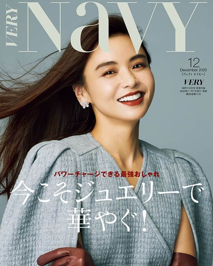 早坂香須子さんのインスタグラム写真 - (早坂香須子Instagram)「VERY NaVY 12月号﻿ COVER﻿ 滝沢眞規子﻿さんのメイクを担当しました。  ジュエリー特集って、見ているだけでも気分上がります✨  ﻿ P: #岡本充男 氏﻿ @mitsuo_okamoto  S: #池田敬 氏﻿ @takashi_ikeda  H: #daimichishita 氏﻿ @daimichishita  M: #早坂香須子 ﻿ @kazukovalentine  #滝沢眞規子氏 @makikotakizawa﻿ ﻿  #verynavy @vevynavy_official #雑誌very #makeupbyme#kazukohayasaka」11月9日 18時26分 - kazukovalentine