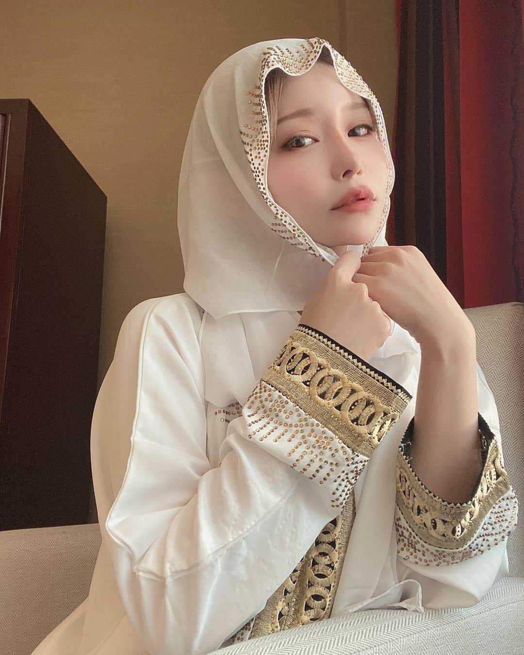 利咲さんのインスタグラム写真 - (利咲Instagram)「Myアバヤ＆ヒジャブ🧕←これ 初購入しました🤍  通常は黒らしいですが、外国人の場合は何色を着ても良いみたいです。 ホワイト✖️ゴールドが綺麗🌟 （その後現地の若い女の子から聞いたら今は赤とかカラフルな色でもオーダーして着るみたい）  アバヤとは→全身を覆うもの。アラブ首長国連邦のようなアラビア半島の国々の伝統的民族衣装です。 ヒジャブは→頭を覆うベールのようなもののことです。  モスクで着てみたい🕌  【今は日本に居ます。帰国後2週間以上経ってます。いっぱい写真撮ったので…旅日記は暫く続きます。】  #ドバイ #dubai #アラブ首長国連邦 #アラブ首長国連邦🇦🇪 #UnitedArabEmirates #🇦🇪 #uae #パシュミナ #pashmina #スーク #souq #utensil #dubaimall #アバヤ #abaya  #ヒジャブ #🧕 #hijab #hijabstyle #hijabfashion  #عباءة #  حجاب  #UAE #uae🇦🇪 #uaelife #dubailife #dubai🇦🇪 #dubaiinstagram #whiteabaya #whitehijab」11月9日 18時36分 - himeringo908