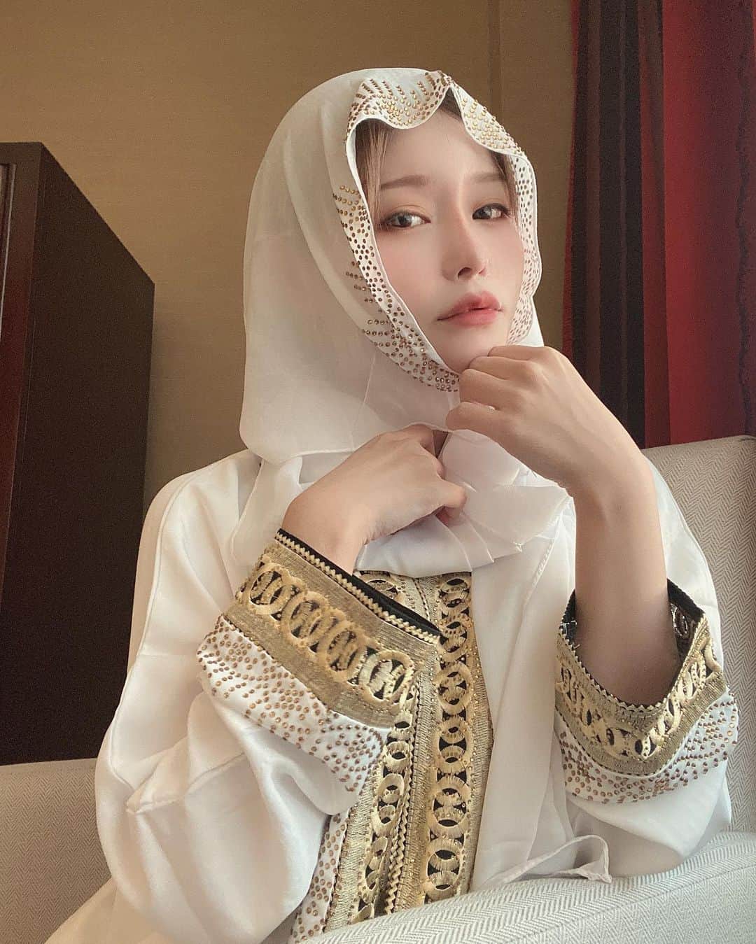 利咲さんのインスタグラム写真 - (利咲Instagram)「Myアバヤ＆ヒジャブ🧕←これ 初購入しました🤍  通常は黒らしいですが、外国人の場合は何色を着ても良いみたいです。 ホワイト✖️ゴールドが綺麗🌟 （その後現地の若い女の子から聞いたら今は赤とかカラフルな色でもオーダーして着るみたい）  アバヤとは→全身を覆うもの。アラブ首長国連邦のようなアラビア半島の国々の伝統的民族衣装です。 ヒジャブは→頭を覆うベールのようなもののことです。  モスクで着てみたい🕌  【今は日本に居ます。帰国後2週間以上経ってます。いっぱい写真撮ったので…旅日記は暫く続きます。】  #ドバイ #dubai #アラブ首長国連邦 #アラブ首長国連邦🇦🇪 #UnitedArabEmirates #🇦🇪 #uae #パシュミナ #pashmina #スーク #souq #utensil #dubaimall #アバヤ #abaya  #ヒジャブ #🧕 #hijab #hijabstyle #hijabfashion  #عباءة #  حجاب  #UAE #uae🇦🇪 #uaelife #dubailife #dubai🇦🇪 #dubaiinstagram #whiteabaya #whitehijab」11月9日 18時36分 - himeringo908