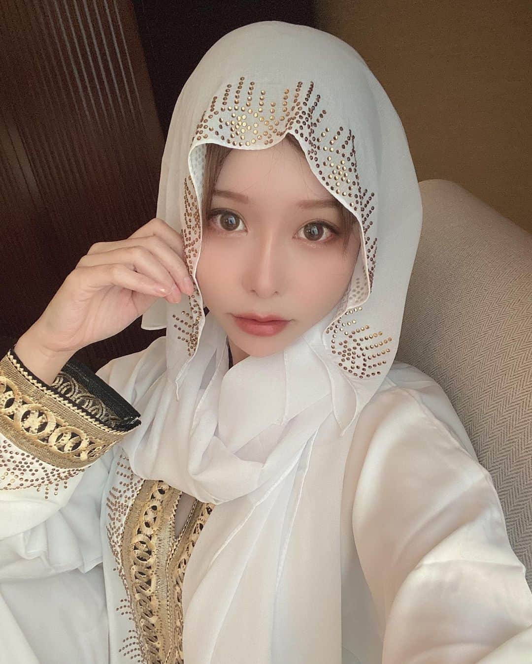 利咲さんのインスタグラム写真 - (利咲Instagram)「Myアバヤ＆ヒジャブ🧕←これ 初購入しました🤍  通常は黒らしいですが、外国人の場合は何色を着ても良いみたいです。 ホワイト✖️ゴールドが綺麗🌟 （その後現地の若い女の子から聞いたら今は赤とかカラフルな色でもオーダーして着るみたい）  アバヤとは→全身を覆うもの。アラブ首長国連邦のようなアラビア半島の国々の伝統的民族衣装です。 ヒジャブは→頭を覆うベールのようなもののことです。  モスクで着てみたい🕌  【今は日本に居ます。帰国後2週間以上経ってます。いっぱい写真撮ったので…旅日記は暫く続きます。】  #ドバイ #dubai #アラブ首長国連邦 #アラブ首長国連邦🇦🇪 #UnitedArabEmirates #🇦🇪 #uae #パシュミナ #pashmina #スーク #souq #utensil #dubaimall #アバヤ #abaya  #ヒジャブ #🧕 #hijab #hijabstyle #hijabfashion  #عباءة #  حجاب  #UAE #uae🇦🇪 #uaelife #dubailife #dubai🇦🇪 #dubaiinstagram #whiteabaya #whitehijab」11月9日 18時36分 - himeringo908