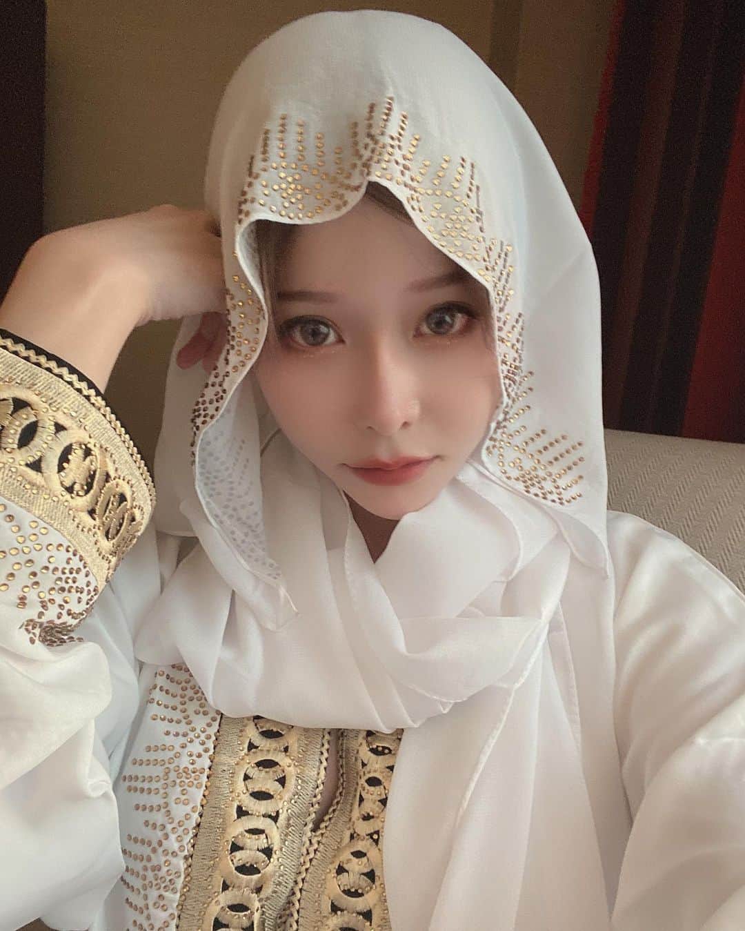 利咲さんのインスタグラム写真 - (利咲Instagram)「Myアバヤ＆ヒジャブ🧕←これ 初購入しました🤍  通常は黒らしいですが、外国人の場合は何色を着ても良いみたいです。 ホワイト✖️ゴールドが綺麗🌟 （その後現地の若い女の子から聞いたら今は赤とかカラフルな色でもオーダーして着るみたい）  アバヤとは→全身を覆うもの。アラブ首長国連邦のようなアラビア半島の国々の伝統的民族衣装です。 ヒジャブは→頭を覆うベールのようなもののことです。  モスクで着てみたい🕌  【今は日本に居ます。帰国後2週間以上経ってます。いっぱい写真撮ったので…旅日記は暫く続きます。】  #ドバイ #dubai #アラブ首長国連邦 #アラブ首長国連邦🇦🇪 #UnitedArabEmirates #🇦🇪 #uae #パシュミナ #pashmina #スーク #souq #utensil #dubaimall #アバヤ #abaya  #ヒジャブ #🧕 #hijab #hijabstyle #hijabfashion  #عباءة #  حجاب  #UAE #uae🇦🇪 #uaelife #dubailife #dubai🇦🇪 #dubaiinstagram #whiteabaya #whitehijab」11月9日 18時36分 - himeringo908