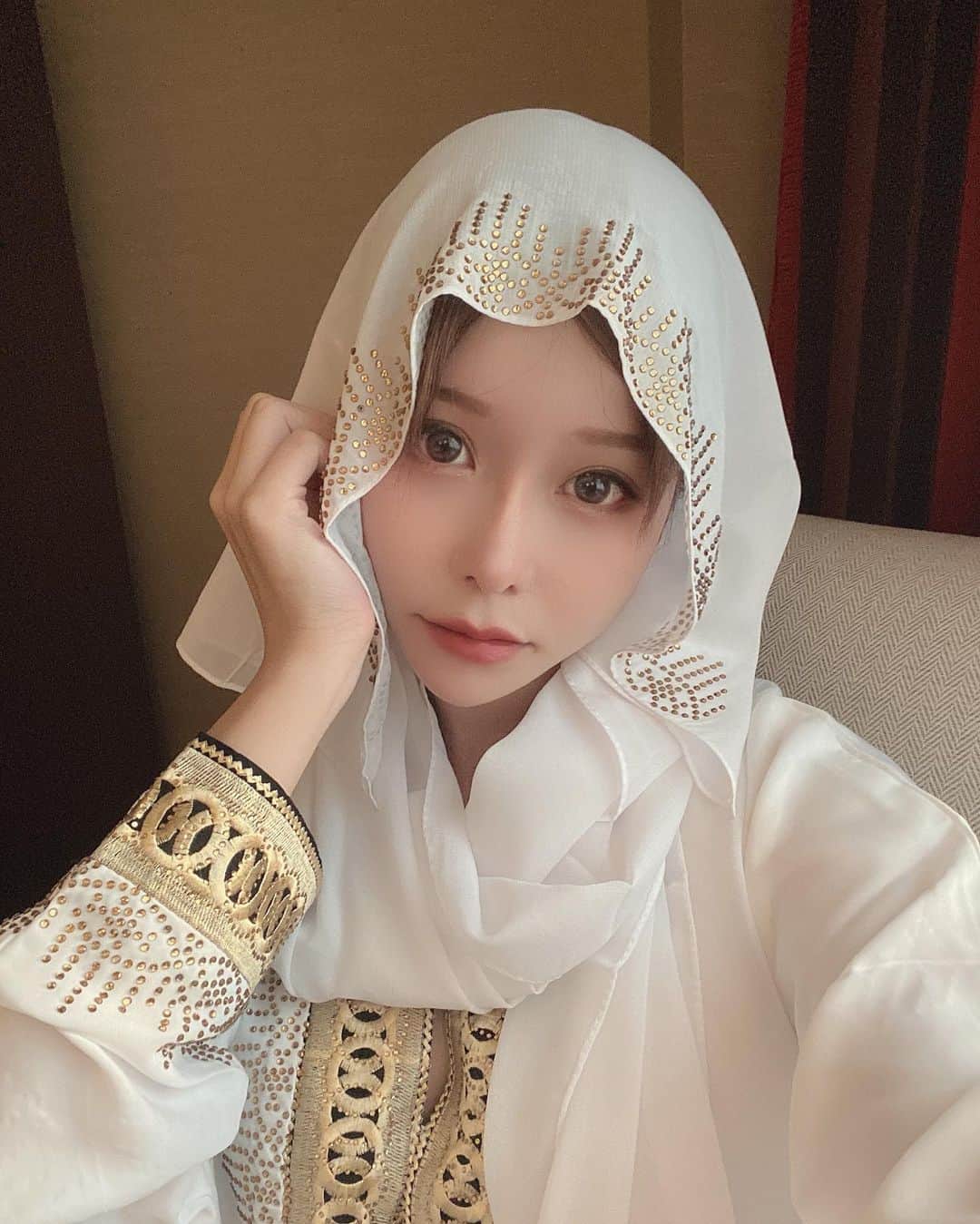 利咲さんのインスタグラム写真 - (利咲Instagram)「Myアバヤ＆ヒジャブ🧕←これ 初購入しました🤍  通常は黒らしいですが、外国人の場合は何色を着ても良いみたいです。 ホワイト✖️ゴールドが綺麗🌟 （その後現地の若い女の子から聞いたら今は赤とかカラフルな色でもオーダーして着るみたい）  アバヤとは→全身を覆うもの。アラブ首長国連邦のようなアラビア半島の国々の伝統的民族衣装です。 ヒジャブは→頭を覆うベールのようなもののことです。  モスクで着てみたい🕌  【今は日本に居ます。帰国後2週間以上経ってます。いっぱい写真撮ったので…旅日記は暫く続きます。】  #ドバイ #dubai #アラブ首長国連邦 #アラブ首長国連邦🇦🇪 #UnitedArabEmirates #🇦🇪 #uae #パシュミナ #pashmina #スーク #souq #utensil #dubaimall #アバヤ #abaya  #ヒジャブ #🧕 #hijab #hijabstyle #hijabfashion  #عباءة #  حجاب  #UAE #uae🇦🇪 #uaelife #dubailife #dubai🇦🇪 #dubaiinstagram #whiteabaya #whitehijab」11月9日 18時36分 - himeringo908