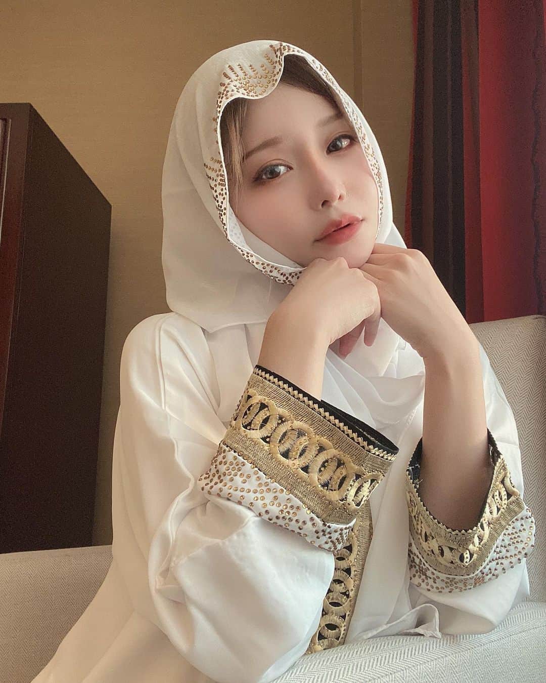 利咲さんのインスタグラム写真 - (利咲Instagram)「Myアバヤ＆ヒジャブ🧕←これ 初購入しました🤍  通常は黒らしいですが、外国人の場合は何色を着ても良いみたいです。 ホワイト✖️ゴールドが綺麗🌟 （その後現地の若い女の子から聞いたら今は赤とかカラフルな色でもオーダーして着るみたい）  アバヤとは→全身を覆うもの。アラブ首長国連邦のようなアラビア半島の国々の伝統的民族衣装です。 ヒジャブは→頭を覆うベールのようなもののことです。  モスクで着てみたい🕌  【今は日本に居ます。帰国後2週間以上経ってます。いっぱい写真撮ったので…旅日記は暫く続きます。】  #ドバイ #dubai #アラブ首長国連邦 #アラブ首長国連邦🇦🇪 #UnitedArabEmirates #🇦🇪 #uae #パシュミナ #pashmina #スーク #souq #utensil #dubaimall #アバヤ #abaya  #ヒジャブ #🧕 #hijab #hijabstyle #hijabfashion  #عباءة #  حجاب  #UAE #uae🇦🇪 #uaelife #dubailife #dubai🇦🇪 #dubaiinstagram #whiteabaya #whitehijab」11月9日 18時36分 - himeringo908