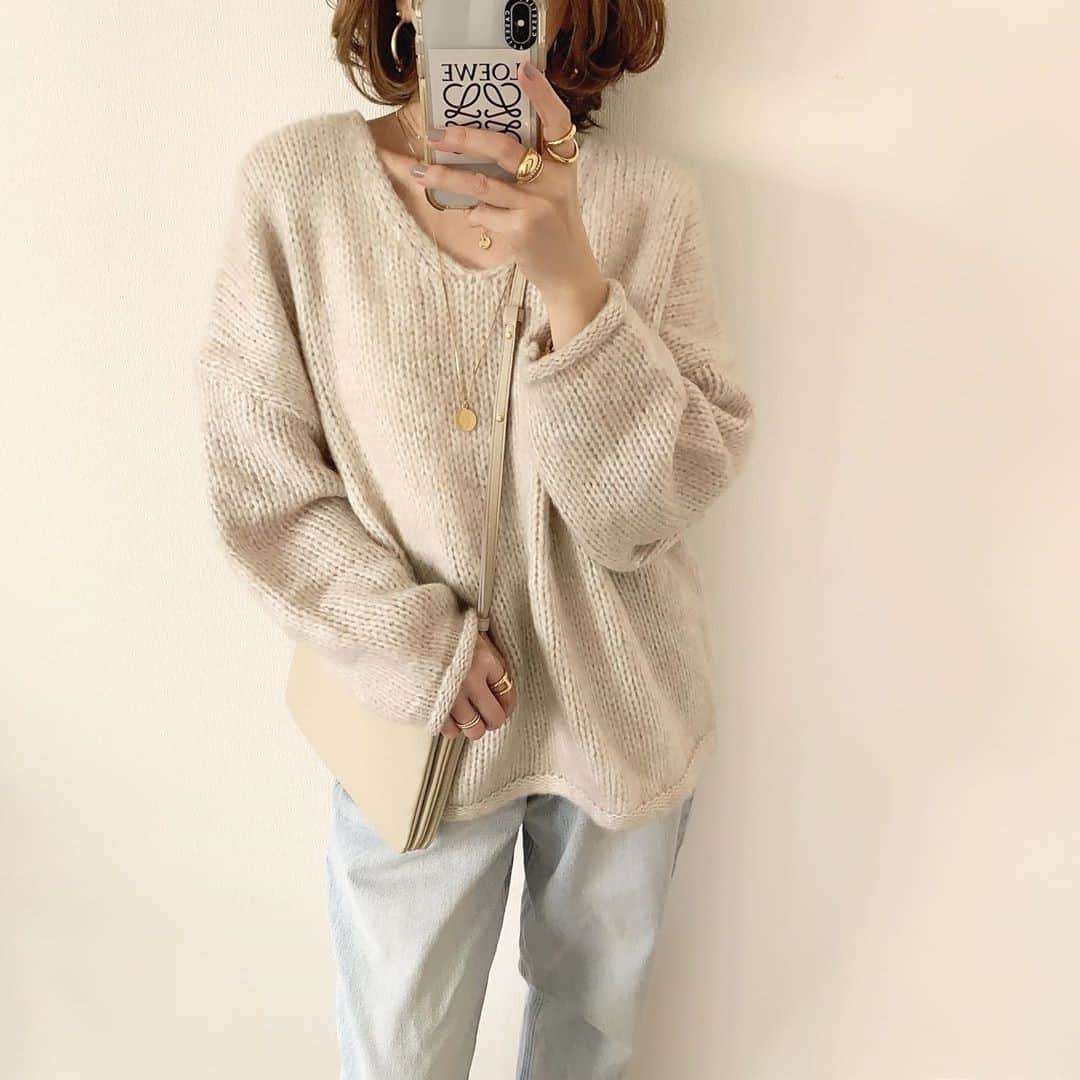DHOLIC SNAPのインスタグラム：「@_____m.m.7114_さんの#dholicsnap⁠ 　⁠ TOPS：@dholic_official⁠ 　⁠ 【LADIES】⁠ #ロールヘムVネックニット⁠ 全4色￥4,587(税込)⁠ 　　⁠ みなさんもぜひ#dholicsnap をつけて⁠ コーディネートを投稿してください📸💕⁠ 　⁠ ※上記以外のご着用アイテムにつきましては品切れ商品、または、私物となります。⁠ 　⁠ #DHOLIC#dholicism#fashion#ootd⁠ #プチプラコーデ#今日のコーデ#今日の服⁠ #ニット#ニットコーデ#ホワイトニット⁠ #シンプルコーデ#秋冬コーデ#きれいめカジュアル」