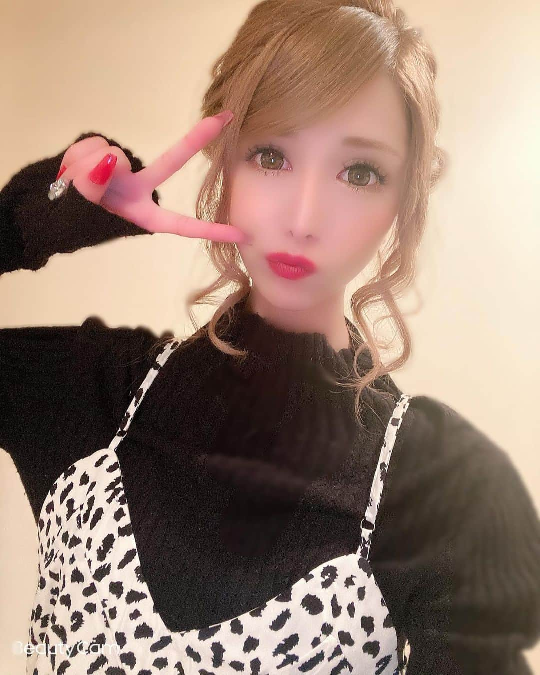 黒咲アンナさんのインスタグラム写真 - (黒咲アンナInstagram)「. . . ✌️✌️✌️ . . . #黒咲アンナ #名古屋 #nagoya #錦3 #錦３丁目 #歌舞伎町 #六本木 #キャバ嬢 #キャバクラ #キャバクラ嬢 #水商売 #ドレス #お酒 #ポンコツ #整形 #シャンパン #champagne #ナイトワーク #nightwork  #今週もがんばりましょう #😗😗😗 . . . .」11月9日 18時30分 - anchaaaaaan0820