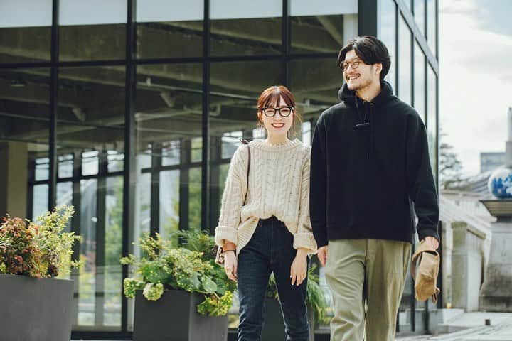 Zoff Officialのインスタグラム：「《いつものカジュアルを大人っぽく》 休日の表参道で一際目を惹く二人。ざっくり編まれたほっこりニットの彼女は、ヴィンテージ調のメンズライクなアイウェアがベストバランス。ラフな着崩しで全体がこなれた印象に✨ 隣を歩く彼は、落ち着いたトーンに集約。高級感のあるクラシックフレームを加えることで、シンプルなパーカスタイルも野暮ったくならず、大人のカジュアルに昇華してくれます。  Zoff×JOURNAL STANDARD relume「THE550」 ZA201017_14E1 ￥8,800(税込) ZF202016_57F1 ￥11,000(税込)  #zoffjsr #zoff #journalstandardrelume #relumejournalstandard #relume #glasses #sunglasses #ゾフ #ゾフ女子 #zoff女子 #ゾフ男子 #zoff男子 #メガネ #アイウェア #サングラス #ファッション #秋ファッション #秋コーデ #メンズファッション # #メンズコーデ #メンズスタイル #レディースファッション #カップルコーデ  #ファッションコーデ #ニットコーデ #パーカーコーデ #ケーブルニット #デニムコーデ」