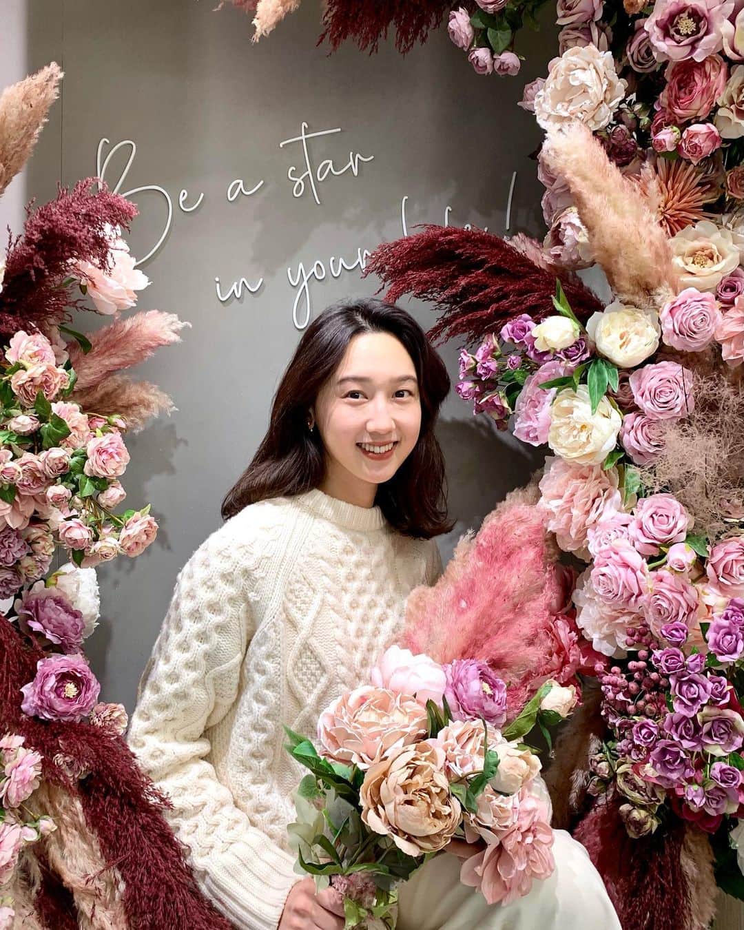松原汐織のインスタグラム：「@starofthecolor_official  ・ 以前、美容好きの友達に勧められて使用したことがあった #スターオブザカラー ❤️ 11/16に表参道の旗艦店がリニューアルオープンするそうで、一足早く伺わせていただきました！ ・ ベースメイク専門ブランドということで、流石のカラーバリエーション👏🏻ファンデ、ハイライト、シェーディング、チーク、フェイスパウダーがあります。 私がリピートしてるのがクレンジング♡W洗顔不要なのも◎🙆🏻‍♀️ ・ ドアップで失礼します⚠️という感じなのですが、最後に使用してメイクした日を載せてます。(分かり易い様に加工はしてません！)  プロにメイクしてもらったかの様な、ツルンとした肌に♡ 陰影がナチュラルに作れるのも気に入りました😊💗 ・ #starofthecolor #クリームファンデーション #ベースメイク  #ファンデーション #美肌 #ファンデ」