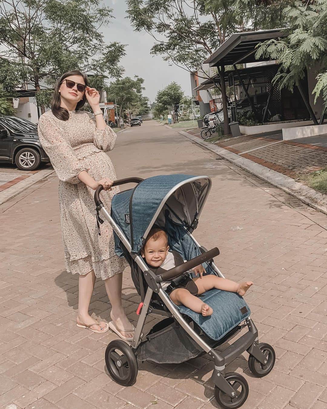 Kimberly Ryderのインスタグラム：「Rayden and the newest Oyster Zero in Regatta @oysterstrollerid 💙 • Tanggal 11.11 nanti Oyster Zero ada promo special banget loh moms! Dari 4.790.000 jadi 4.311.000! 😍 Penawaran ini good deal banget karena kualitas dan spec yang ditawarkan juga bagus banget. Promo sampai tanggal 15 November aja, jadi jangan sampai kelewatan promonya ya moms! • Kalau cari stroller yang bisa dipakai sampai besar, Oyster Zero is the one 👌🏼 1. Oyster zero bisa digunakan sejak baby newborn (0 bulan) hingga berat max 30kg (5thn). Strollernya long term jadi bisa saving cost. 2. Berat Oyster Zero hanya 7.8kg, jadi stroller ini bener2 lightweight stroller. Aku ga ada masalah naik turunin stroller sendiri dari bagasi mobil. 3. Posisi seater stroller yang sangat empuk dan lebar membuat Rayden bisa memiliki space yang besar untuk bergerak. Compartment bawah pun muat banyak. 4. Posisi seater juga bisa digunakan dari posisi mendatar/tidur hingga posisi duduk. 5. Canopy 50+ UV protection, canopy pelindungnya bisa untuk melindungi Rayden dari sinar UV matahari, jadi ketika Rayden tidur dia merasa tetap sejuk dan nyaman. • Oyster Zero  ✔ All round suspension ✔ Raincover compartment ✔ Adjustable legrest ✔ Easy fold • #oyster #oysterzero #strollerbaby #oysterstroller #babystroller #momandbaby #keretadorongbayi 📷 @edward_akbar」