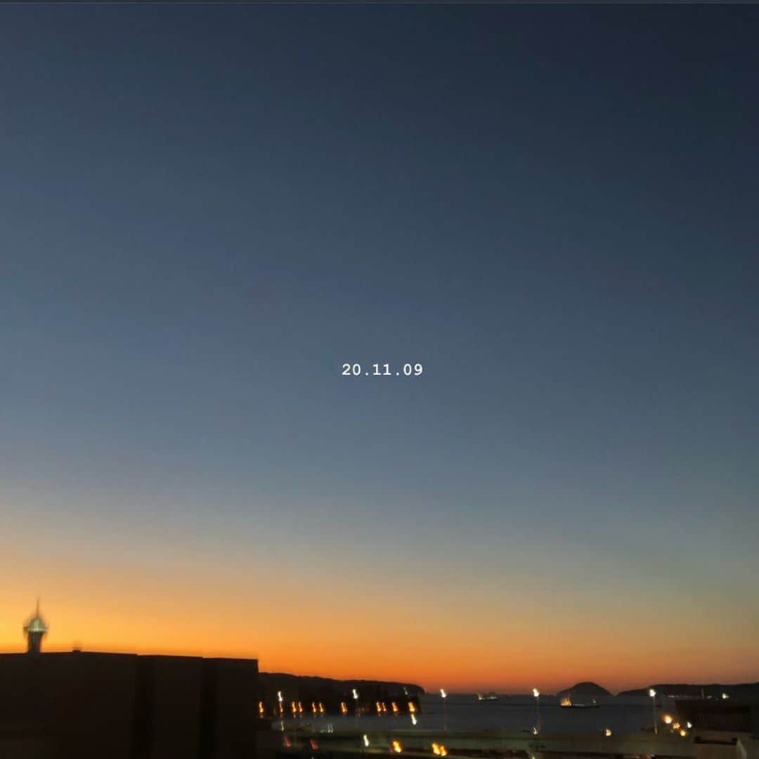 のインスタグラム：「no filter ☁️ 美しくて美しくて感動してしまう すごく幸せな気持ち 🦦🍂🌰🤎 #hamada_diary」