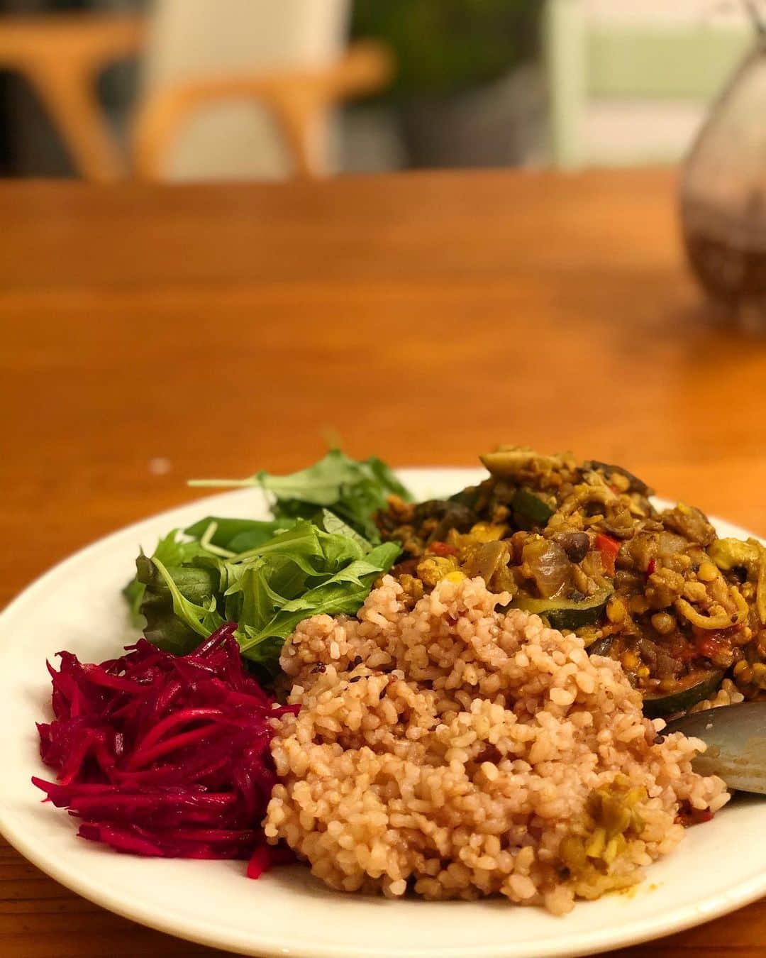 都倉賢のインスタグラム：「我ながら上手に出来たキノコと豆をふんだんに使ったカレー🍛  プラントベースを始めて約1ヶ月が経ちました。自分なりに変化をまとめてみた。  ・体脂肪が減った。 ・シンプルに体の軽さを感じる ・昼間眠気がなくなった ・疲れにくくなった  ここまでがフィジカル的な変化  ここからはマインド的な変化でこちらの方が重要かも  ・口に入れるものへの責任感が増した ・料理に興味が湧き作り始めた ・沢山の新しい食材との出会い  そんな感じです。  動物性の物を食べないと言うと、それらを犠牲にしてとか、手放してって考えがちだけど、むしろその逆で、今までスーパーで見向きもしなかった食材達との出会いが沢山ある。  そんな感じでこの生活を楽しんでいますよー😁😁😁  #plantbased」