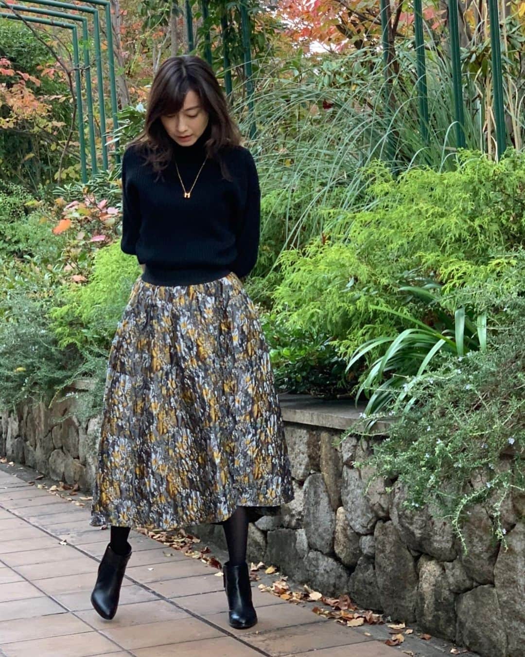 小橋めぐみのインスタグラム：「これからどんどん寒くなっていくのかなって思っていたら、ちょっと和らいだり。 @frenchpave_official の秋のスカート、 相変わらず履きやすく、ロマンチック。」