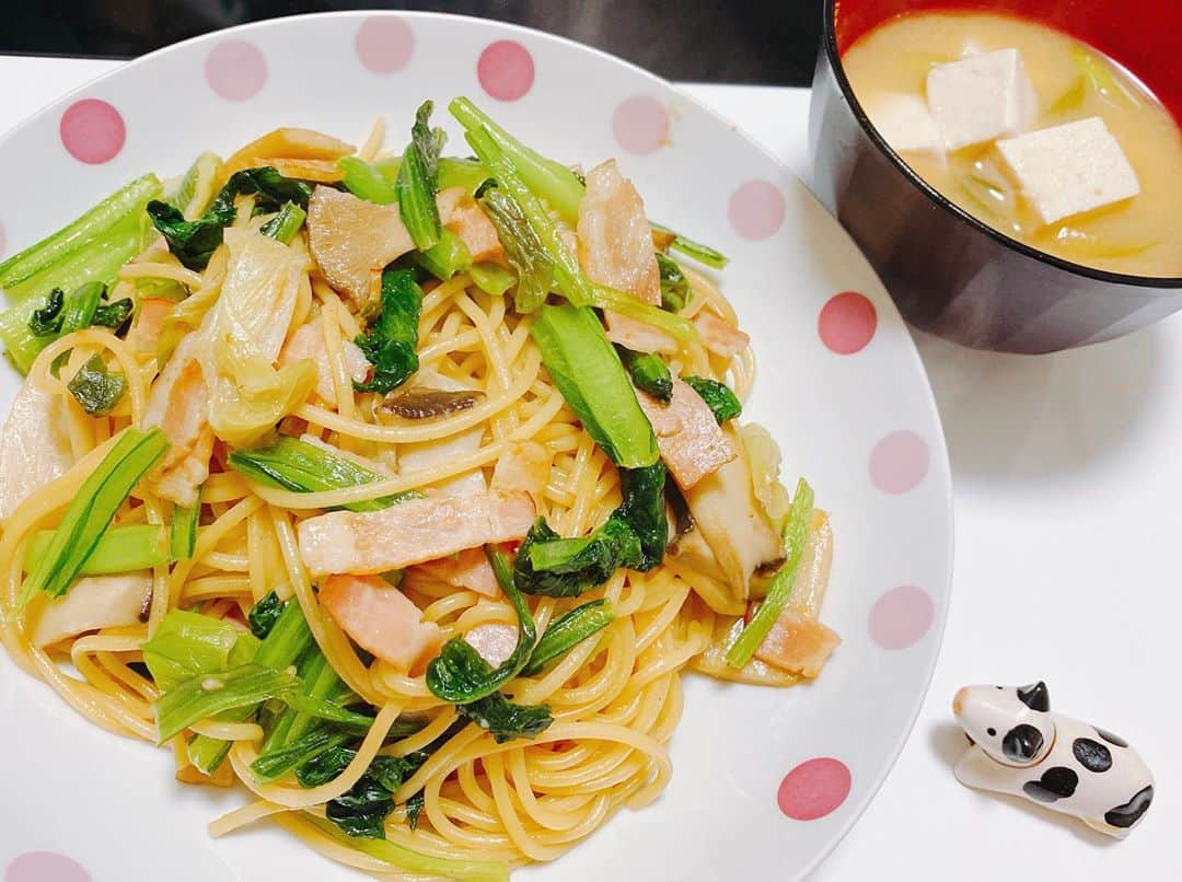 のぐちゆりのインスタグラム：「小松菜が安いから小松菜ばかり 食べてるよ。  前はそんなに食べなかったけど、 小松菜美味しいね！ 鍋にもたくさん入れちゃう！  #ある日のごはん」