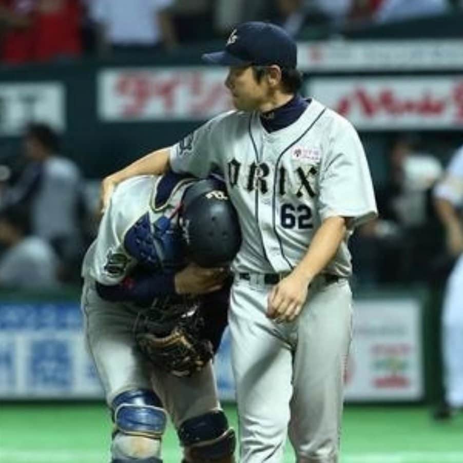 伊藤光さんのインスタグラム写真 - (伊藤光Instagram)「山崎勝己さん  2014年から4年半、一緒にプレーさせていただきました。  1つしかないポジションを争う立場なのに、自分にも色々なアドバイスをしてくださったり、カツさんからどうしたらいいと思う？と電話がきて話したりとホントにチームが勝つためになんとかしたいという気持ちが伝わってくるし、知識や経験も豊富で投手陣をはじめみんなから慕われる姿など全てにおいて凄く勉強させて頂きました。  引退試合を観に行きたかったんですが、このような状況なので自宅のテレビでガッツリ目に焼き付けました！  「お花ありがとう！またご飯行こなー！」 と連絡を頂いたので、この状況が落ち着いた時にお願いして、しつこいくらい野球の話聞きたいです😬  20年間お疲れ様でした！  これからもよろしくお願いします！  #山崎勝己 さん #カツさん #写真はあの時 #思い出の1枚として #お借りしました」11月9日 18時54分 - hikaruitoh29