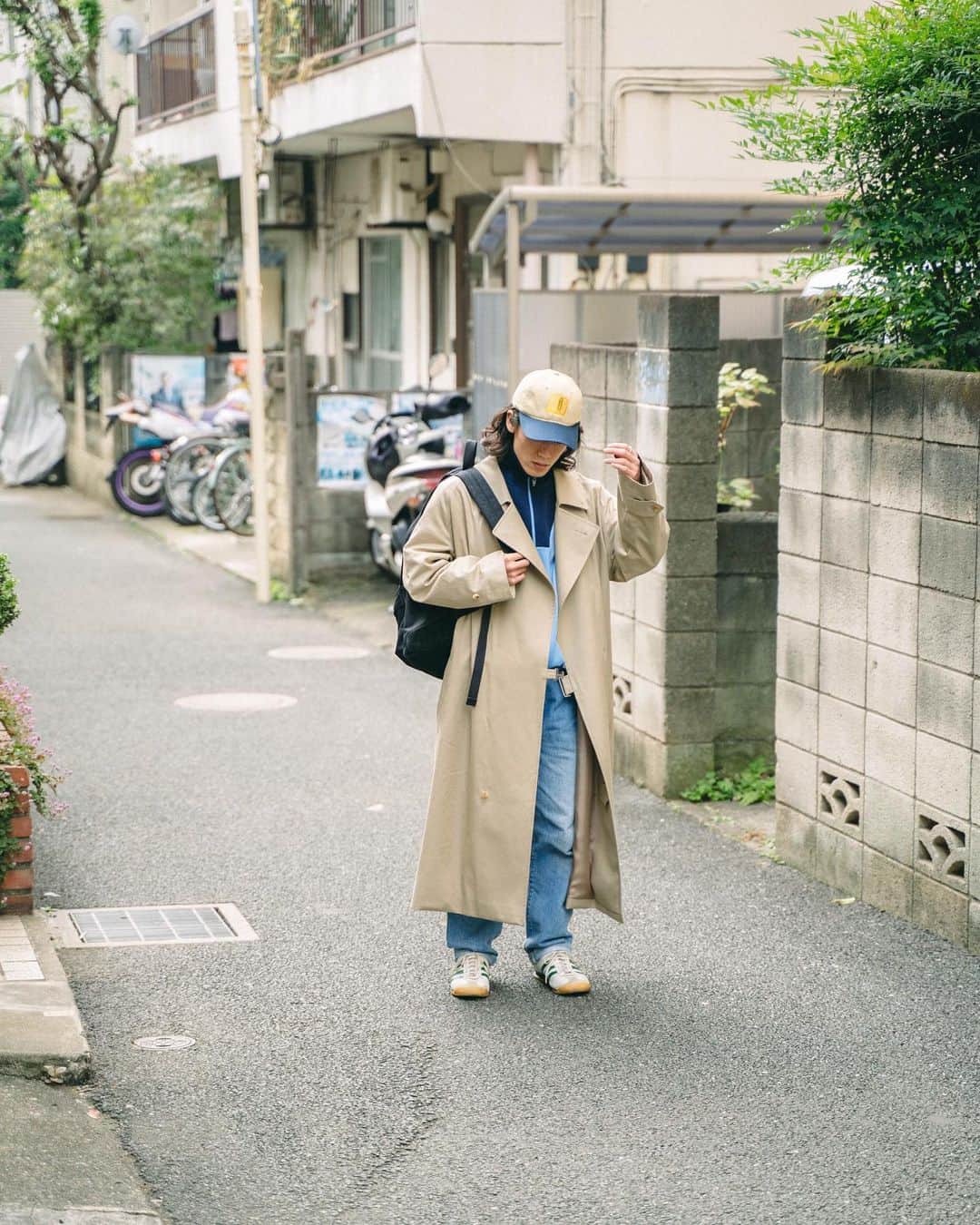 yukiのインスタグラム：「路地裏 ジャージとシュッとしたコートを合わす 全体的に色が淡いので、黒のバックパック背負っておけば締まるんじゃないかなと」