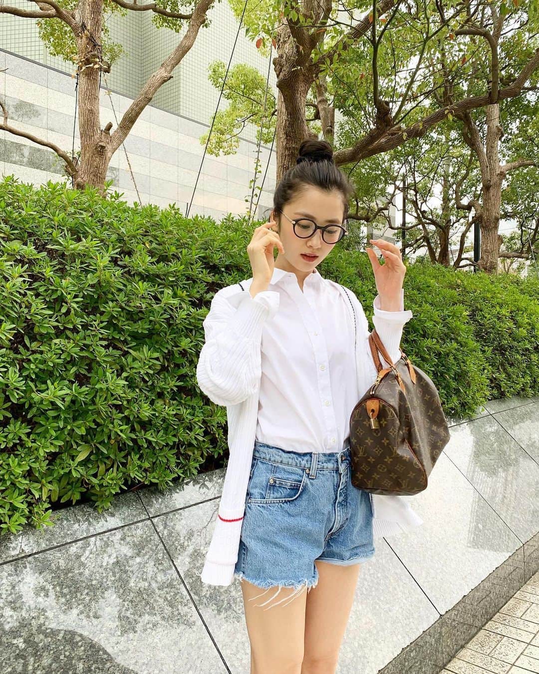 佐藤優津季のインスタグラム：「真っっ白シャツカワイイ🥛✨  #ootd  #shirts #23区 #23ku_mystandard  #cardigan #vintage #oldceline  #pants #vintage #levis」
