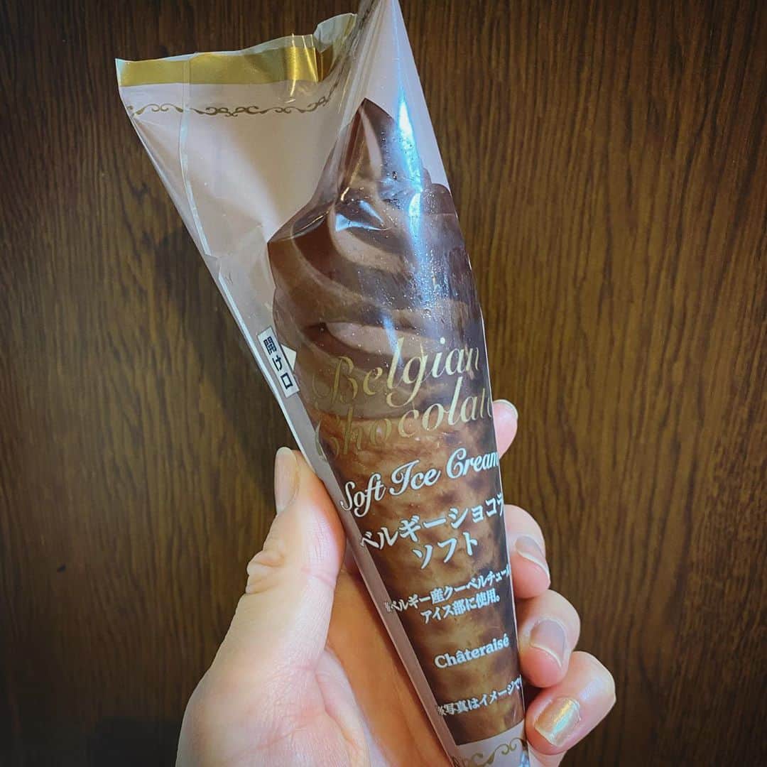 畑野ひろ子のインスタグラム：「シャトレーゼのベルギーチョコソフト🇧🇪🍦  久しぶりに行ったら、小さい頃に食べてたフルーツドロップアイスやたまご型のボンボンがまだあって懐かしくなりました🥰 #思い出 #シャトレーゼ  #アイス大好き」