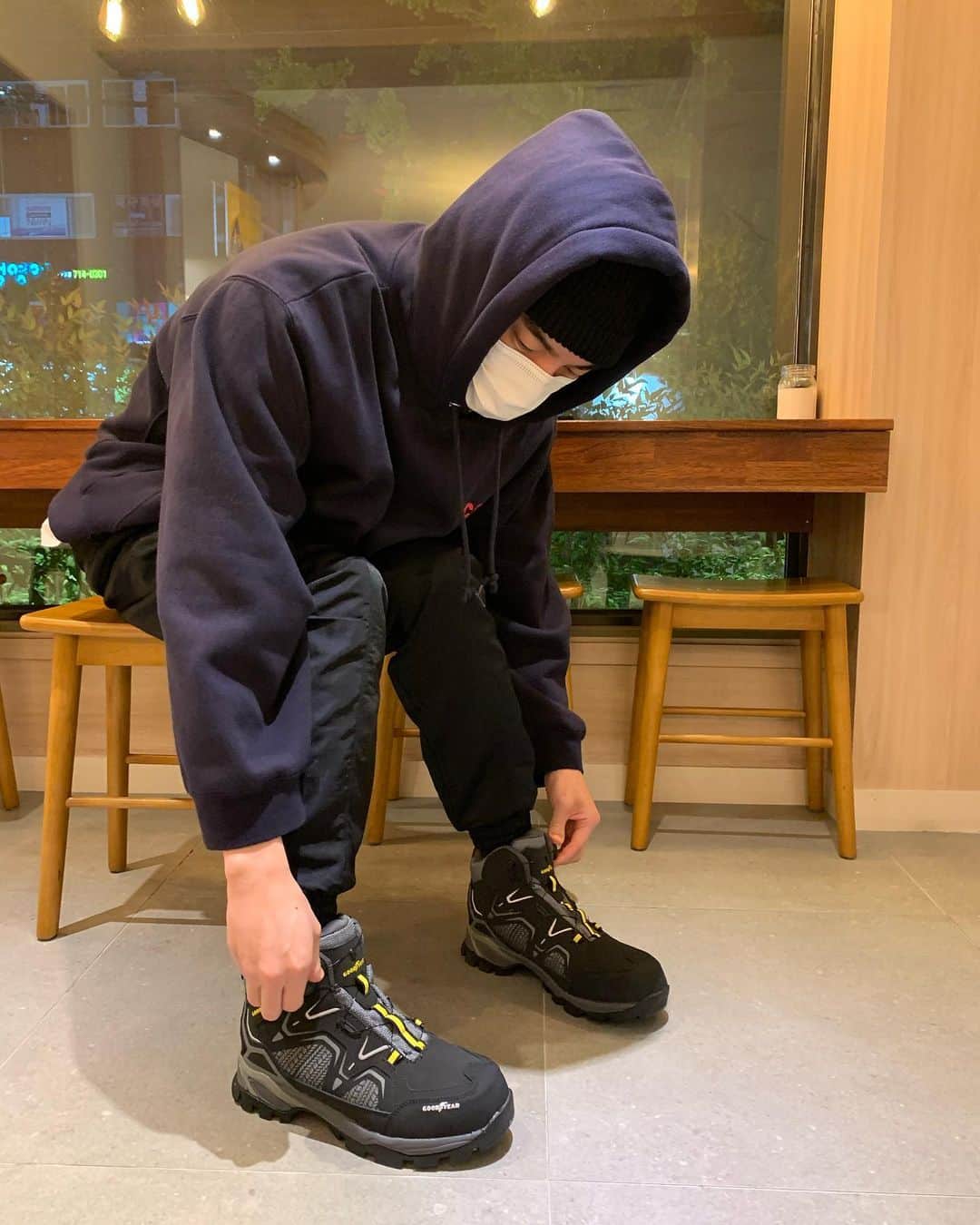 のインスタグラム：「#안전화#굳이어안전화#GOODYEAR#SAFETYSHOES#등산#작업화#yh마켓 #정품인증홀로그램  http://yhmarket.co.kr/  굳이어타이어 회사 브랜드로 신발이 나왔어요 🥾 디자인보고 등산화 인줄 알았음.. 굳이어 안전화 🤣 그래도 아주 편하고 안전한 친구 브랜드 입니다! 일하시는 부모님, 친구에게도 선물 해보세요 yh마켓 💪」
