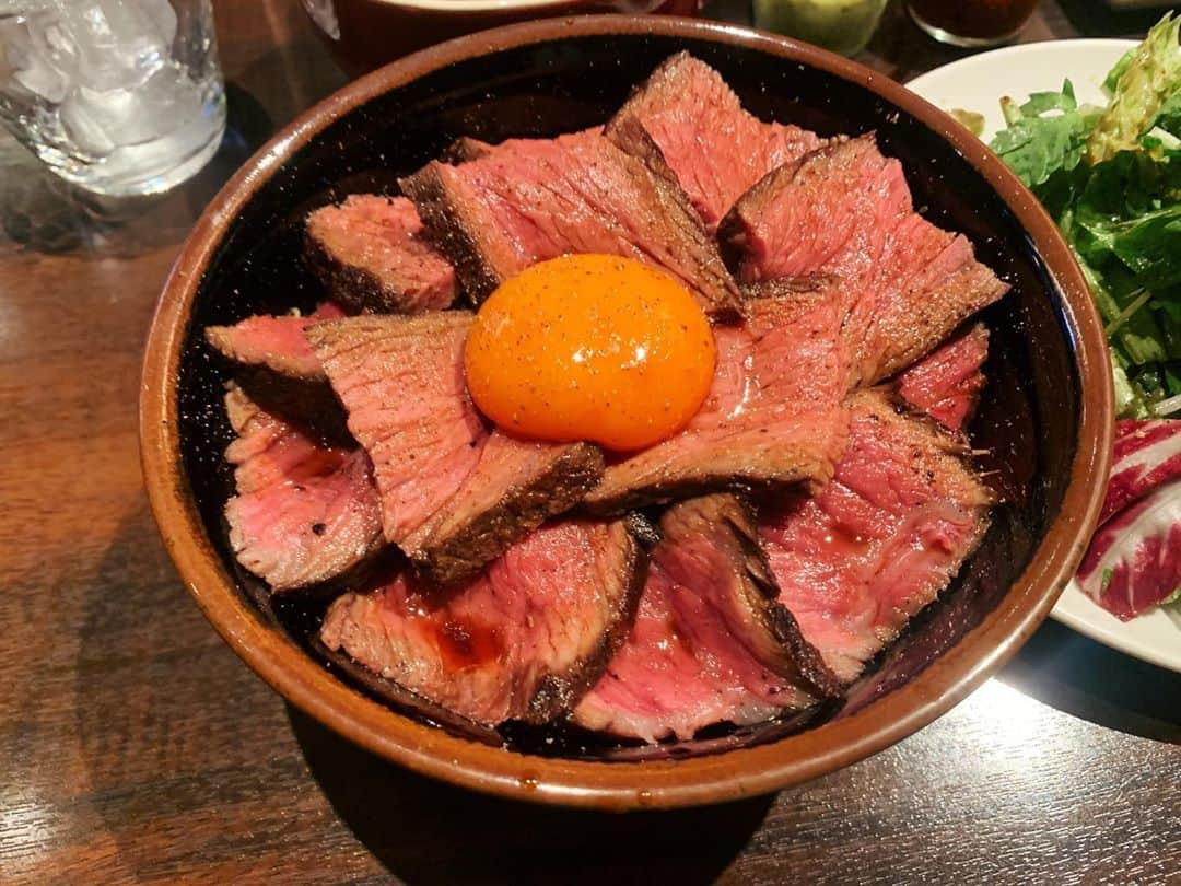 唯一無二の絶品グルメさんのインスタグラム写真 - (唯一無二の絶品グルメInstagram)「【肉友】肉厚ローストビーフ丼 @東京：神田駅から徒歩6分  ランチ限定で肉厚なローストビーフ丼を食べられるお店。  厚切りにカットされた肉は一切れ当たりのサイズ感が大きいにも関わらず、柔らかな食感がたまらない！  他店よりも肉の旨味強めで、卵黄を崩して一気に頬張る瞬間は至福の極み！  ローストビーフ丼は2000円。  ワサビやチリマスタードで味の変化も可能です！  一緒に付いてくるサラダがおかわりできるのも嬉しいポイントです！  【ランチ】 11:30～14:00(LO13:30)  【ディナー】 17:30～23:00(LO22:30)  【定休日】 日曜  【お店の住所】 東京都中央区日本橋本石町3-2-5 マレ本石ビル 2F  #神田グルメ #神田ランチ #東京ランチ  #ローストビーフ丼 #kanda」11月9日 18時51分 - muni_gurume_japan