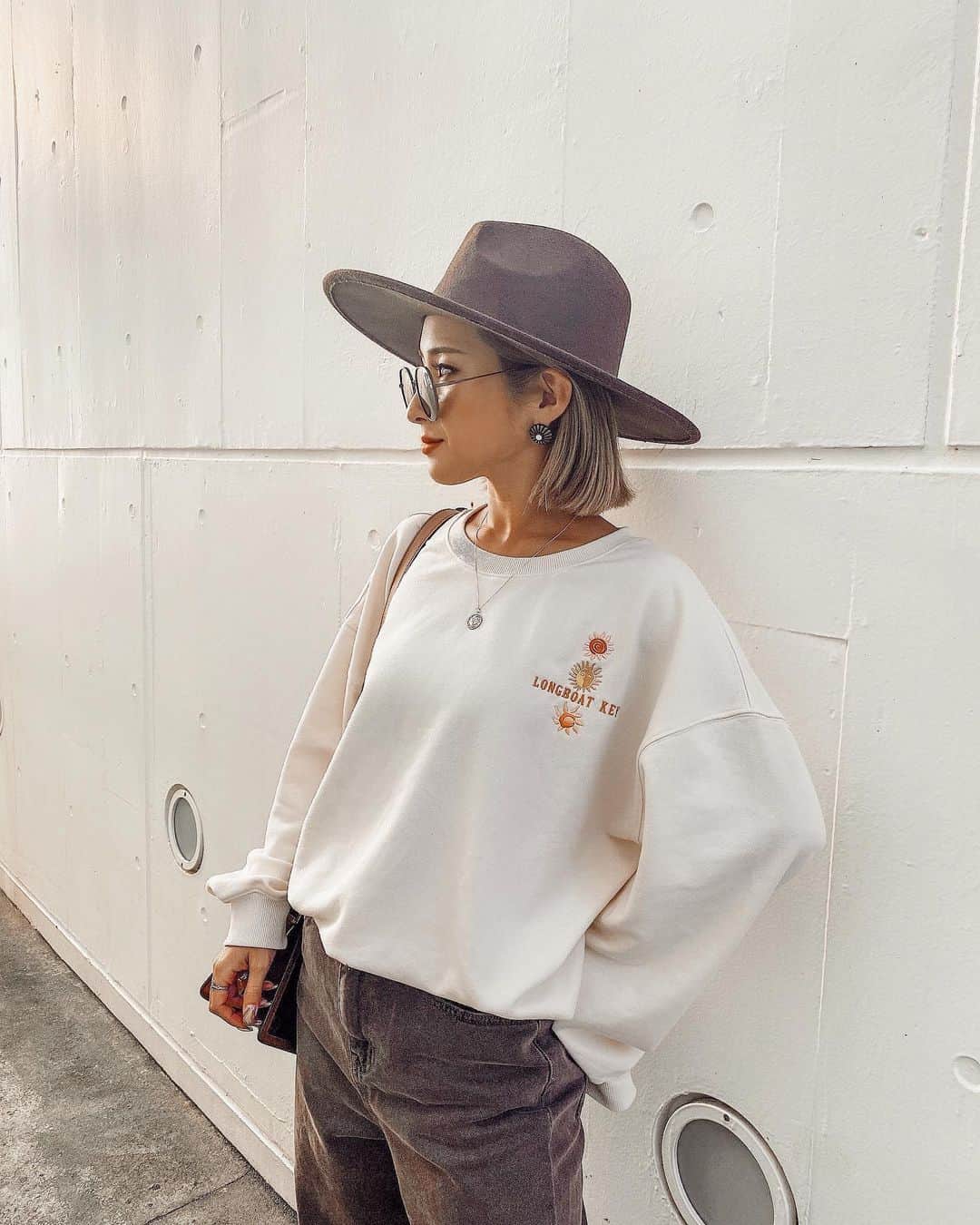 のインスタグラム：「. 最近のお気に入りトレーナー🧡 みんな大好きsun motif🌞 刺繍ロゴかわいすぎない😻？ @chegioia_official さんでGETしたよ❤︎ .  #fashion#code#outfit#genic_mag#louisvuitton#nike#ファッション#コーデ#トレーナー#スウェット#秋コーデ#秋ファッション#トレーナーコーデ#ママコーデ#カジュアルコーデ#ハットコーデ #外国人風#海外ファッション#外国人風カラー#ハイトーン#ザラ#ザラジョ#ザラコーデ#zara#サングラス」