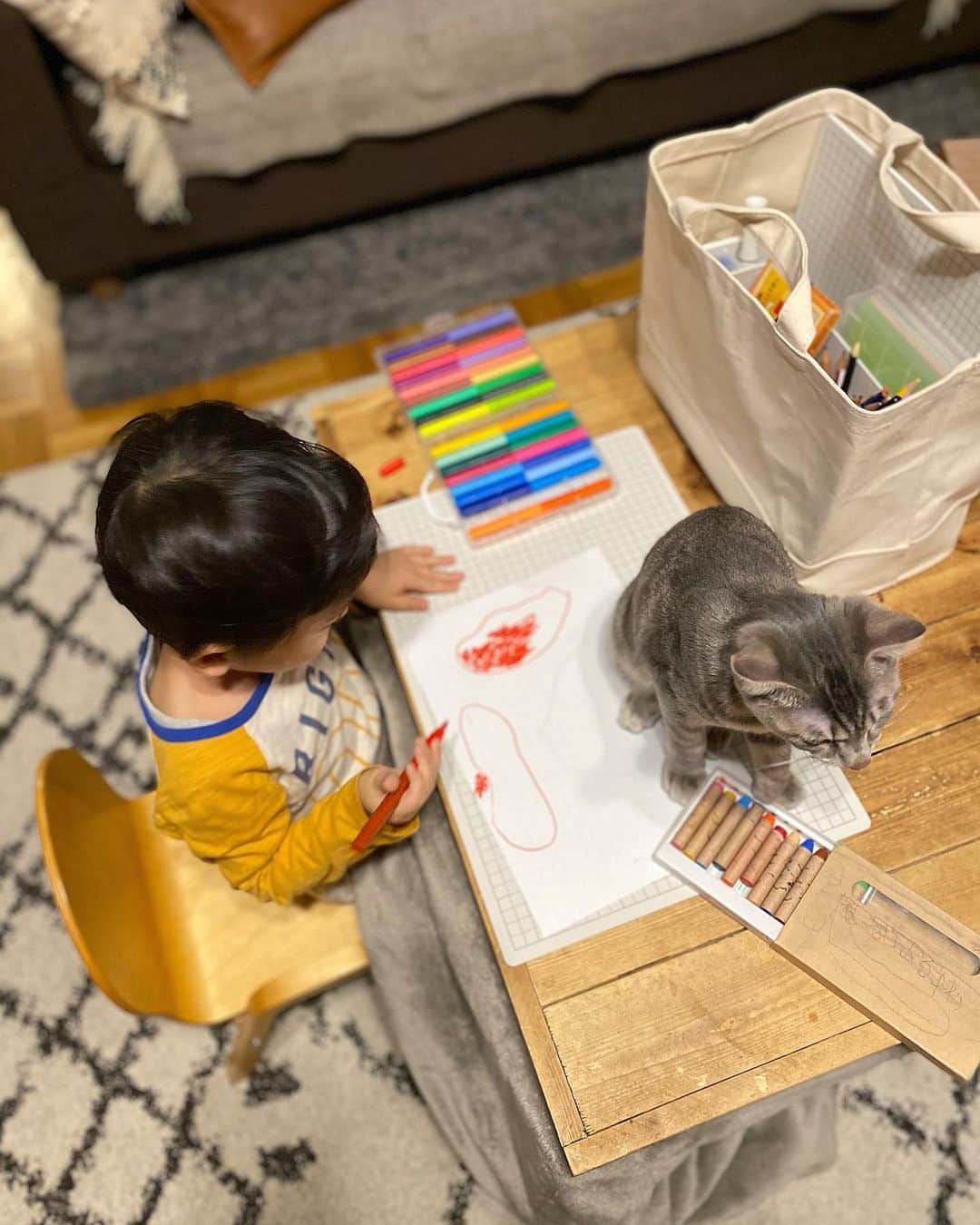 rats1316のインスタグラム：「・ 寒くなってリビングのこたつで遊ぶことが多くなった最近。 我が家のこたつ天板、DIYしたもので板と板の間に溝がありお絵かきやお勉強する時にその溝に鉛筆が引っかかっちゃうのが難点でした。  そこで導入したのが @muji_global の折りたたみカッティングマット🌿  折りたたむとA4サイズになるし、開いた時の折り目もフラットで全然気にならない。これは良き◎ 粘土板としても使えそうな雰囲気を醸し出してるがどうなんだろう？ ・ ・ ・ #こどものいる暮らし#お絵かきマット#無印良品#購入品#札幌ママ#北海道ママ#日々の暮らし」