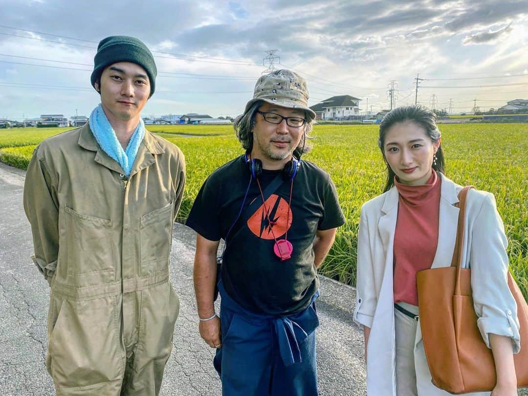 武田梨奈のインスタグラム：「🌿 佐賀県上峰町のショートムービー 『#ふるさとのにおい』に出演致しました。 自然溢れる風景、そして温かい人たちに囲まれながら撮影させていただきました🚌🍶🌾 動画はYouTubeで見れます。 是非ご覧下さい😊🍃  #佐賀県上峰町  #菊地健雄監督  #鈴木晋介  #柳俊太郎  #moumoon  #天吹酒造  #鎮西八郎  #ショートムービー」