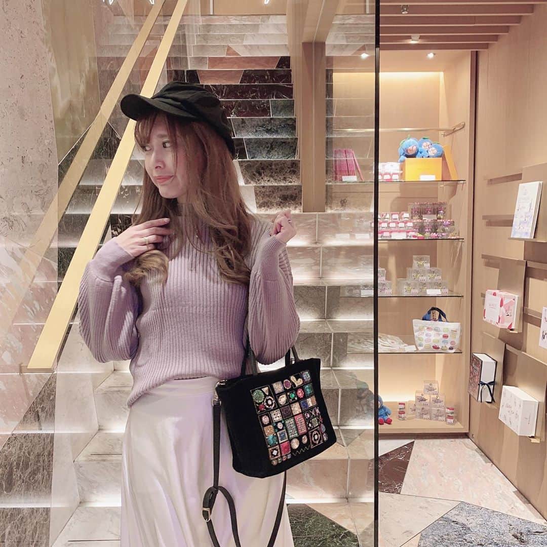 菊池かなこのインスタグラム：「. GRLで人気No.1のニット🧶 カラーはラベンダー 形がすごくきれい😍カラバリも豊富🌸 . . 🧢👚 @grl_official 👗 @basement_online 👜 @thinkbee_official . . . ୨୧┈┈┈┈┈┈┈┈┈┈┈┈┈┈┈┈┈୨୧ #秋ファッション #秋コーデ #プチプラコーデ #プチプラファッション #プチプラ高見えコーデ#grl#グレイル#キャスケット #ゆるニット#ゆるゆるコーデ#白スカート #thinkbee#シンクビー#basementonline #fashion#fashiongram#fashionstyle#ootd」