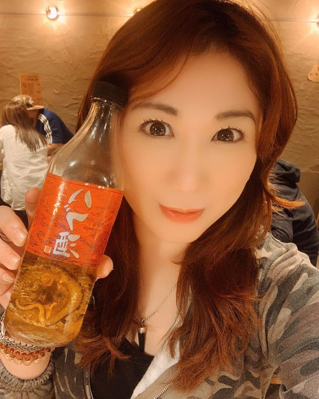 桜花由美さんのインスタグラム写真 - (桜花由美Instagram)「石垣島1日目！  知り合いに紹介してもらった『石垣島MARUYAKI』さんに行ってきました！  知り合いが連絡を入れてくれていたおかげでお店の人と仲良くお話しさせてもらって楽しい夜を過ごさせていただきさた！  飲んだくれたー！  ハブ酒ヤバイっ！ 美味しい！  料理もむちゃくちゃ美味しくて、石垣島にいる間にもう一回行きたいお店です♪  明日は晴れますように。  #wavepro ‪#プロレスラー ‬ ‪#女子プロレス‬ ‪#prowrestling‬ ‪#プロレスリングwave‬ #波ヲタ全員集合  #桜花由美 #波ヲタ #愛犬 #愛犬との暮らし  #犬  #犬のいる暮らし  #犬なしでは生きていけません会  #犬バカ #トイプードル  #トイプードルカフェオレ  #mixchannel  #mixchannel公認ライバー #ミクチャ  #ミクチャ動画 #youtube  #youtubechannel #ozアカデミー #正危軍  #歌舞伎町ちゃんす  #歌舞伎町女子プロレスバーちゃんす #ボスマミ #石垣島 #石垣島maruyaki  #ハブ酒」11月10日 0時20分 - ohkayumi