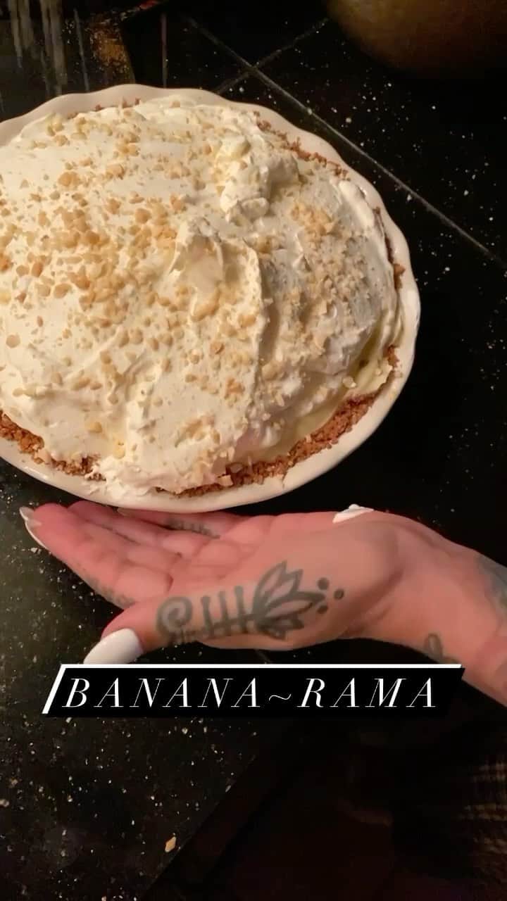 JO BAKERのインスタグラム：「Reunited... with my sister wife @deborahburch comes with many perks!!! You make the best treats!!!! #bananacreampie @snogproductions 💋 7/11/20 #foodie #pie #allamerican #bananarama #desert #sweet」