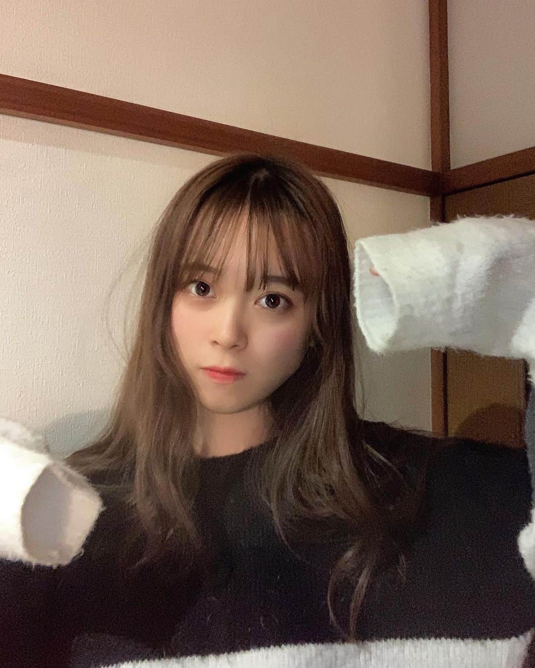 我妻美月のインスタグラム：「あんを抱っこしてたから毛だらけだけどご愛嬌てことで🐶❤︎おやすみ！ ． ． ． ． ． #オスカープロモーション#おうちじかん  #毎日コーデ #japanesegirl #lfl #lookoftheday #ニット#🌛」