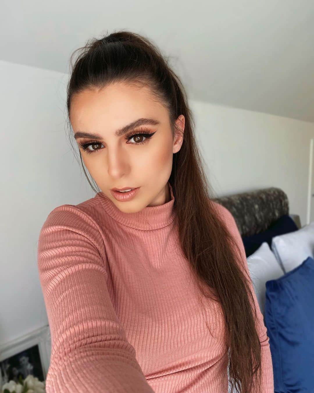 シェール・ロイドのインスタグラム：「Hello Monday 💙」